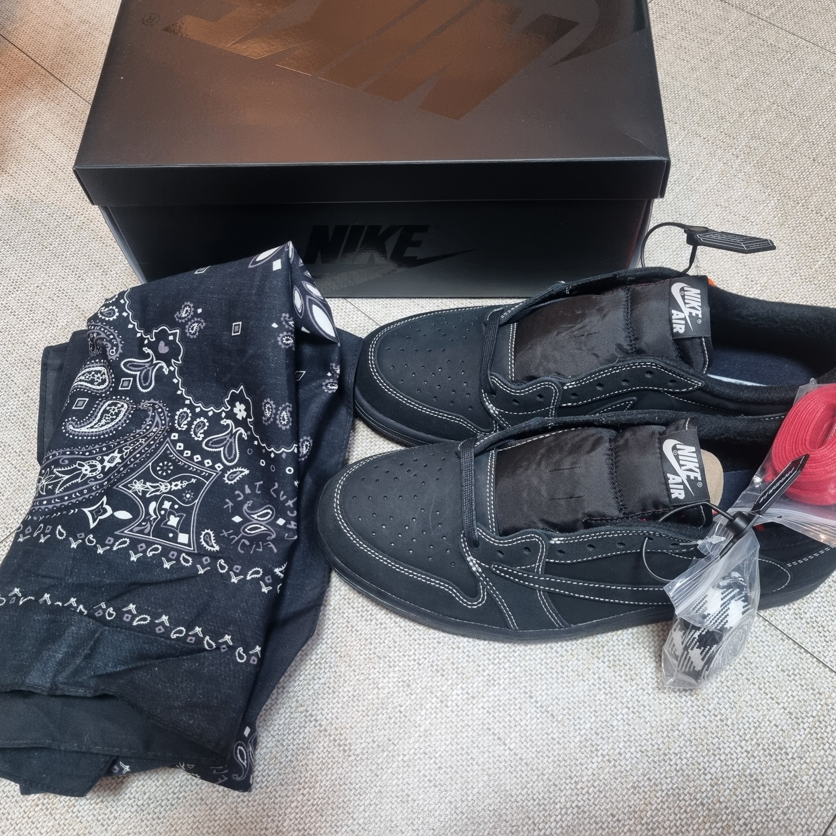 Jordan 1 x Travis Scott Retro Low OG SP Black Phantom 착용 스타일