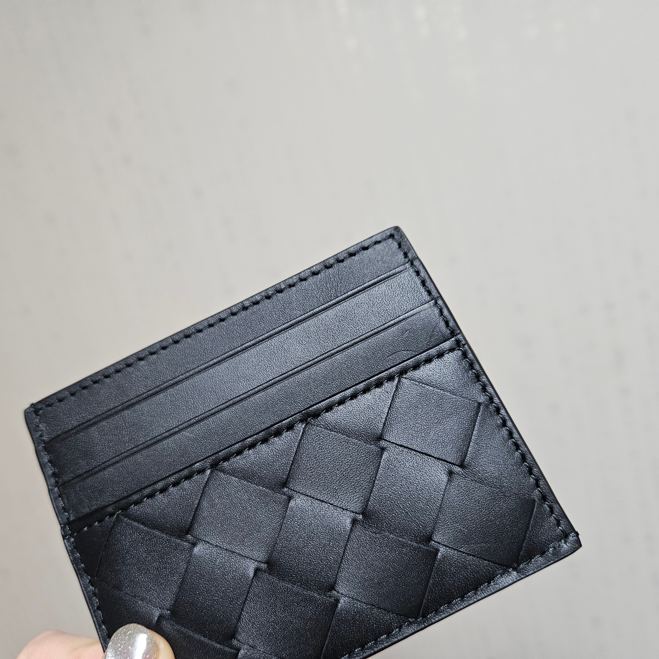 Bottega Veneta Card Case Black 착용 스타일 - 3