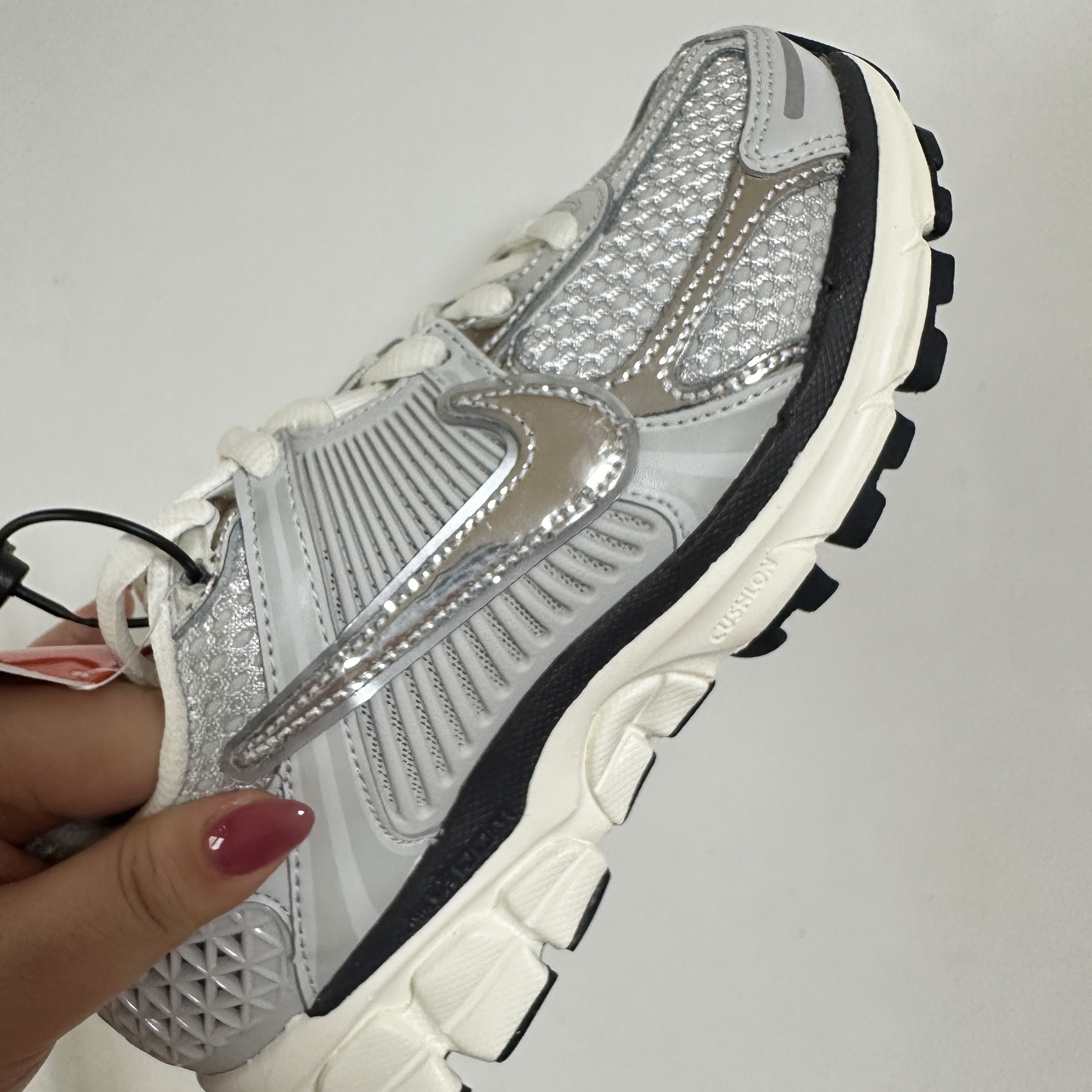 (W) Nike Zoom Vomero 5 Photon Dust and Metallic Silver 착용 스타일