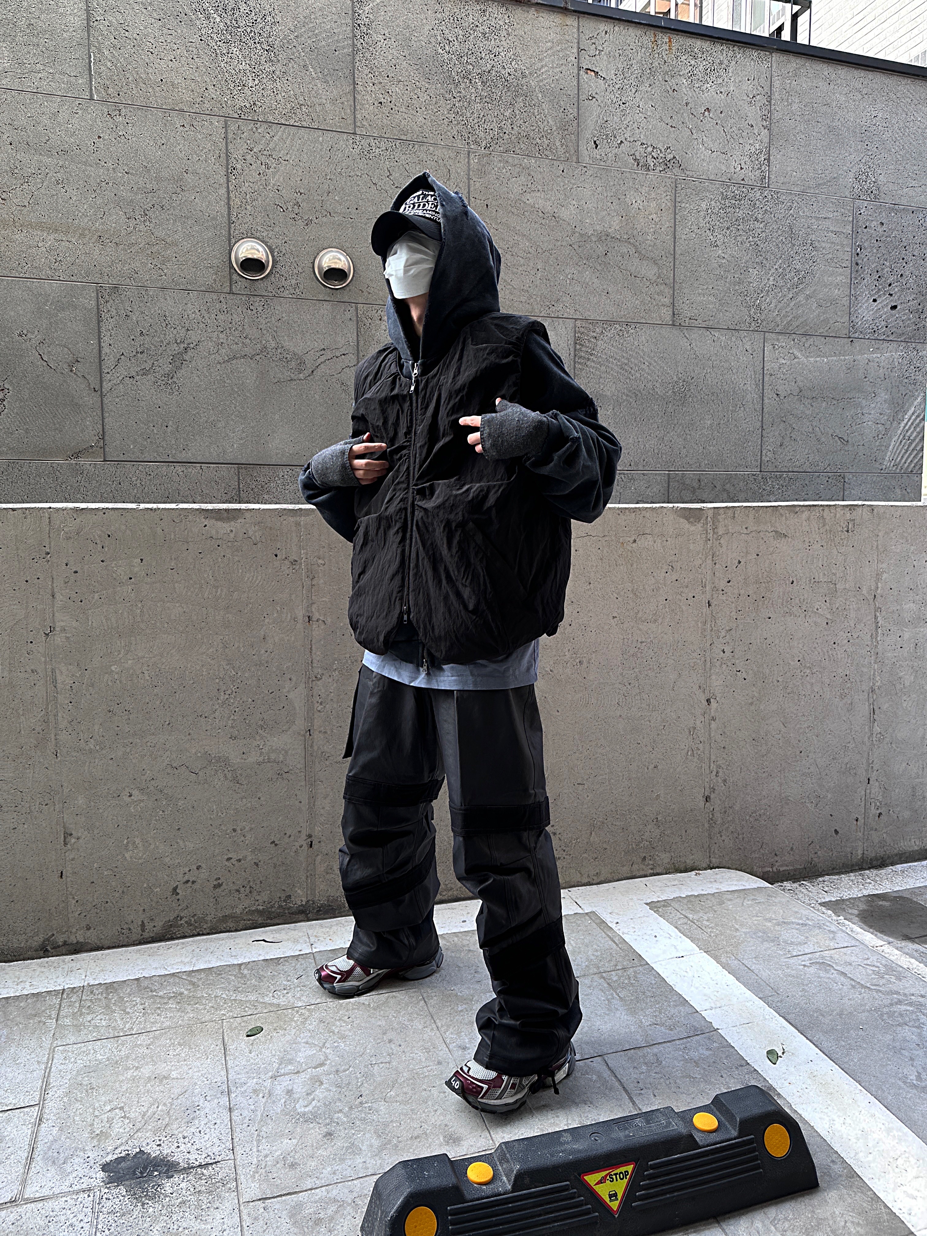 Nonnod Puckering Padded Vest Matt Black, Farfromwhat Far Layered Work Pants Coated Black 착용 스타일 - 1
