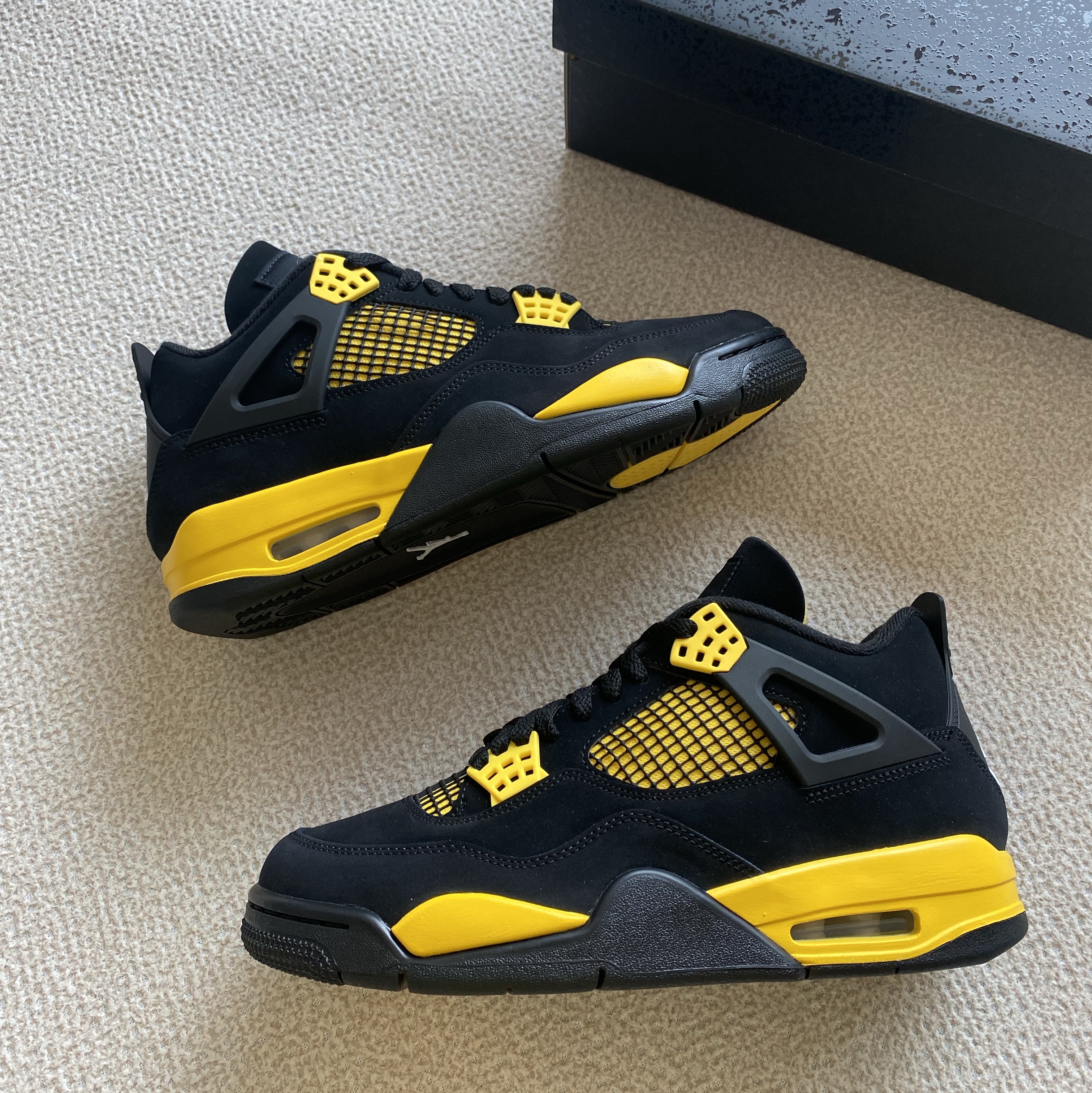Jordan 4 Retro Thunder 2023 착용 스타일