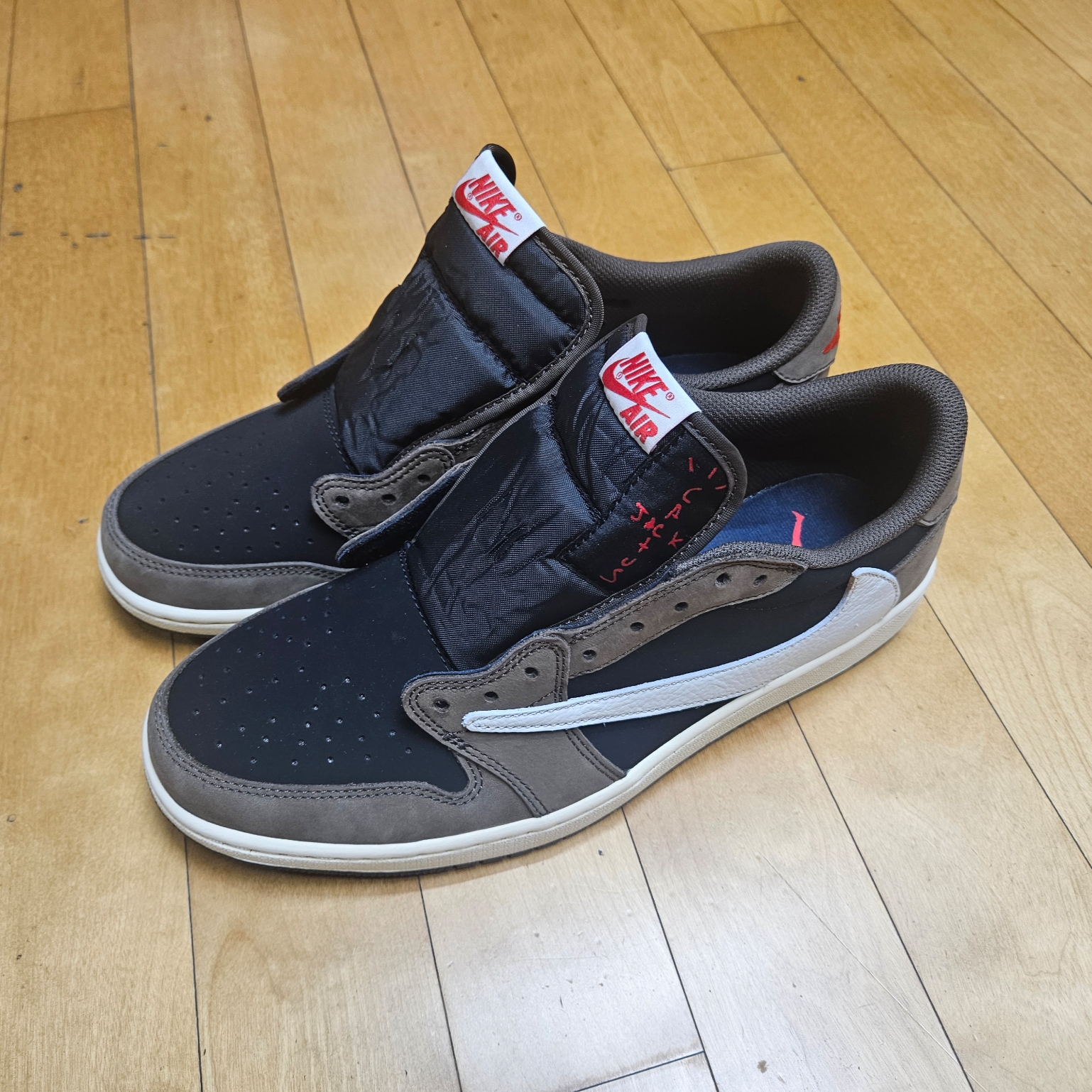 Jordan 1 x Travis Scott Retro Low OG SP Mocha, IAB Studio Hoodie Choco - Harajuku Exclusive 착용 스타일 - 1