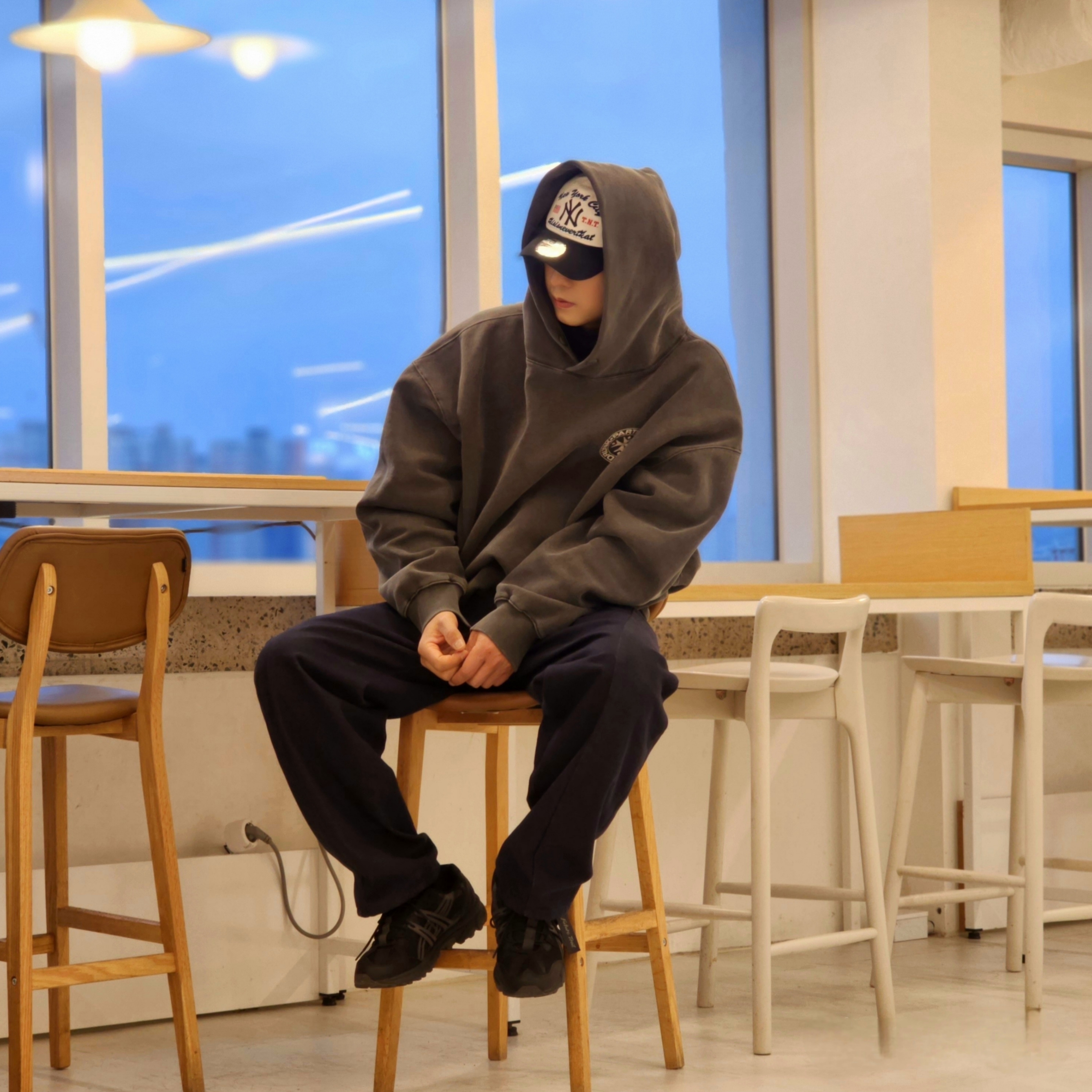 thisisneverthat x New Era x MLB New York Yankees Unstructured Ball Cap White Black, Punch Drunk Parties Circle Logo Garment Dyed Hoodie Charcoal 착용 스타일 - 1