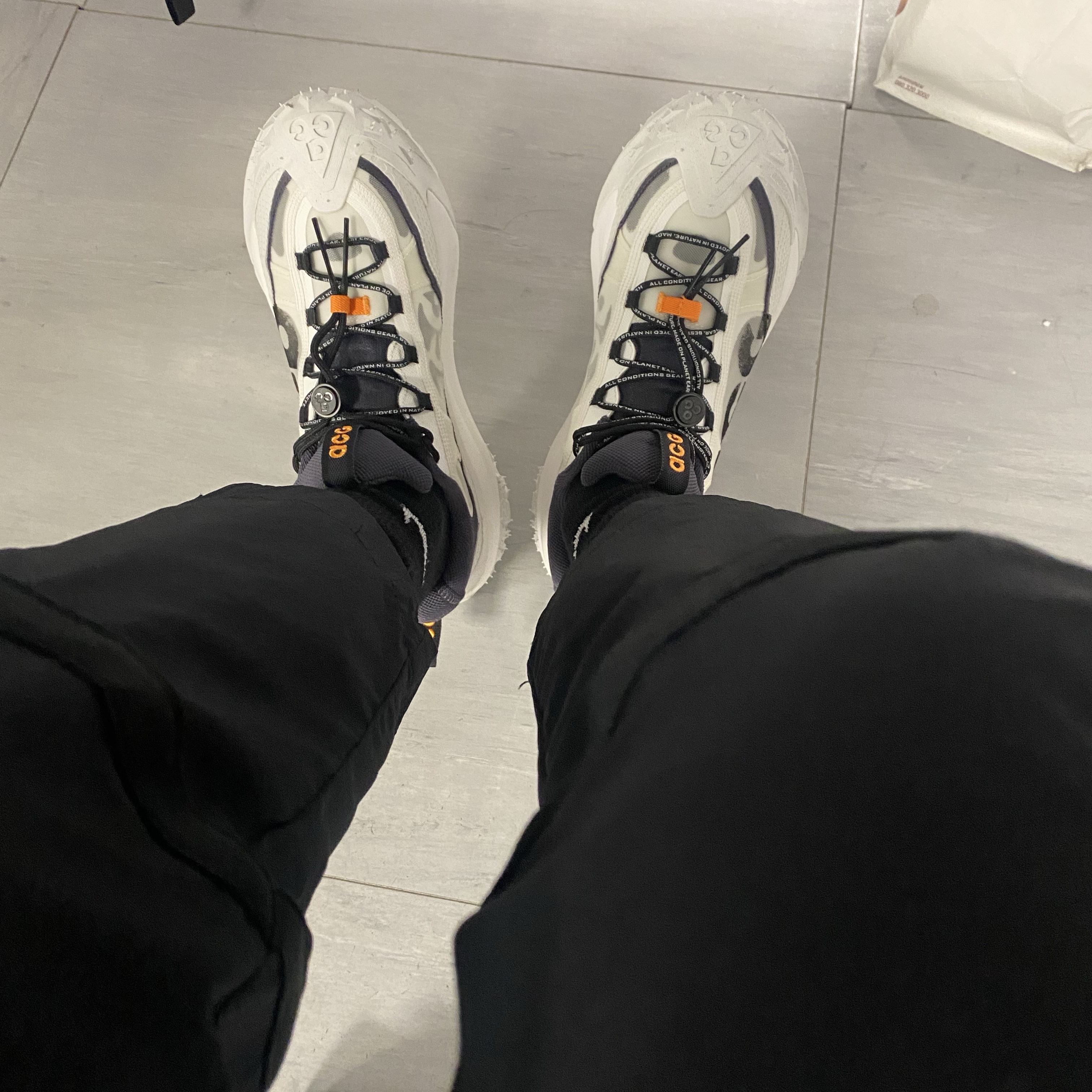 Nike ACG Mountain Fly 2 Low Summit White and Bright Mandarin 착용 스타일
