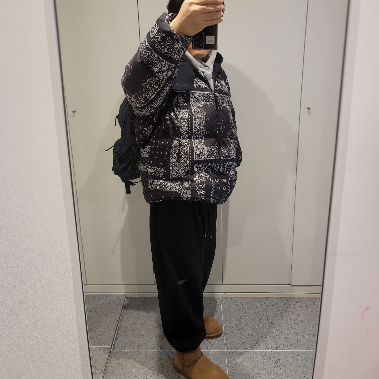 UGG Classic Mini Boots Chestnut, Punch Drunk Parties Circle Logo Oversized Hoodie Gray 착용 스타일 - 2