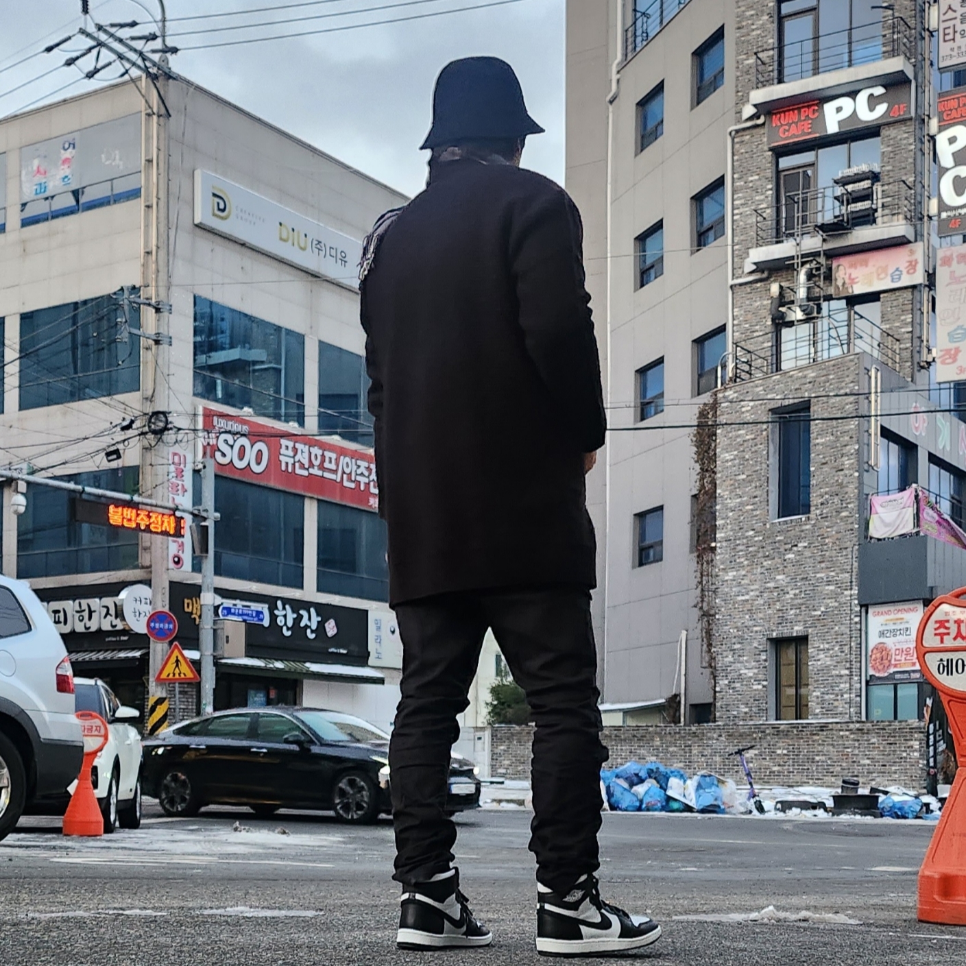 Jordan 1 High 85 Black White, Nike Futura Corduroy Bucket Black 착용 스타일 - 1