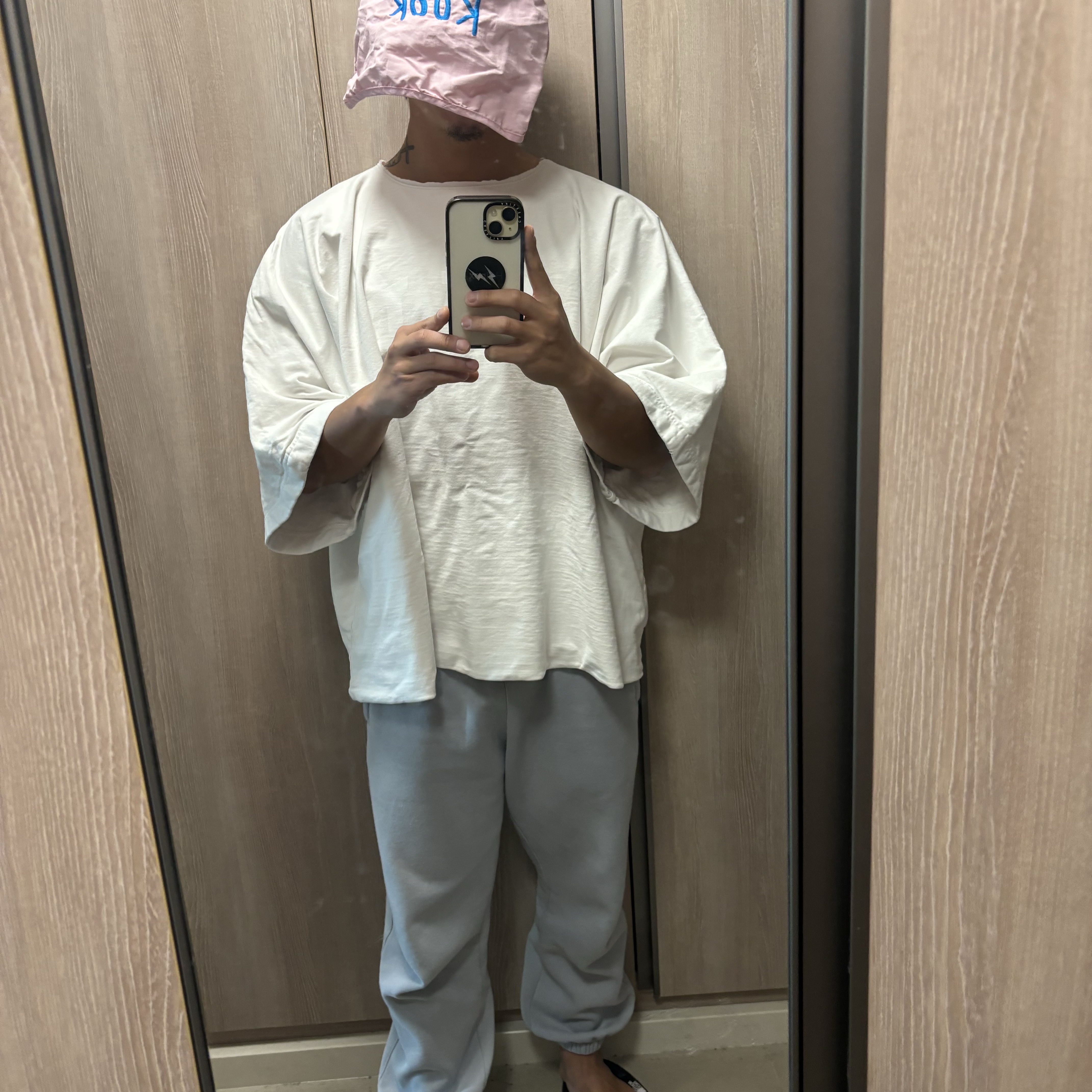 Yeezy Gap Engineered By Balenciaga Dove No Seam T-Shirt White 착용 스타일
