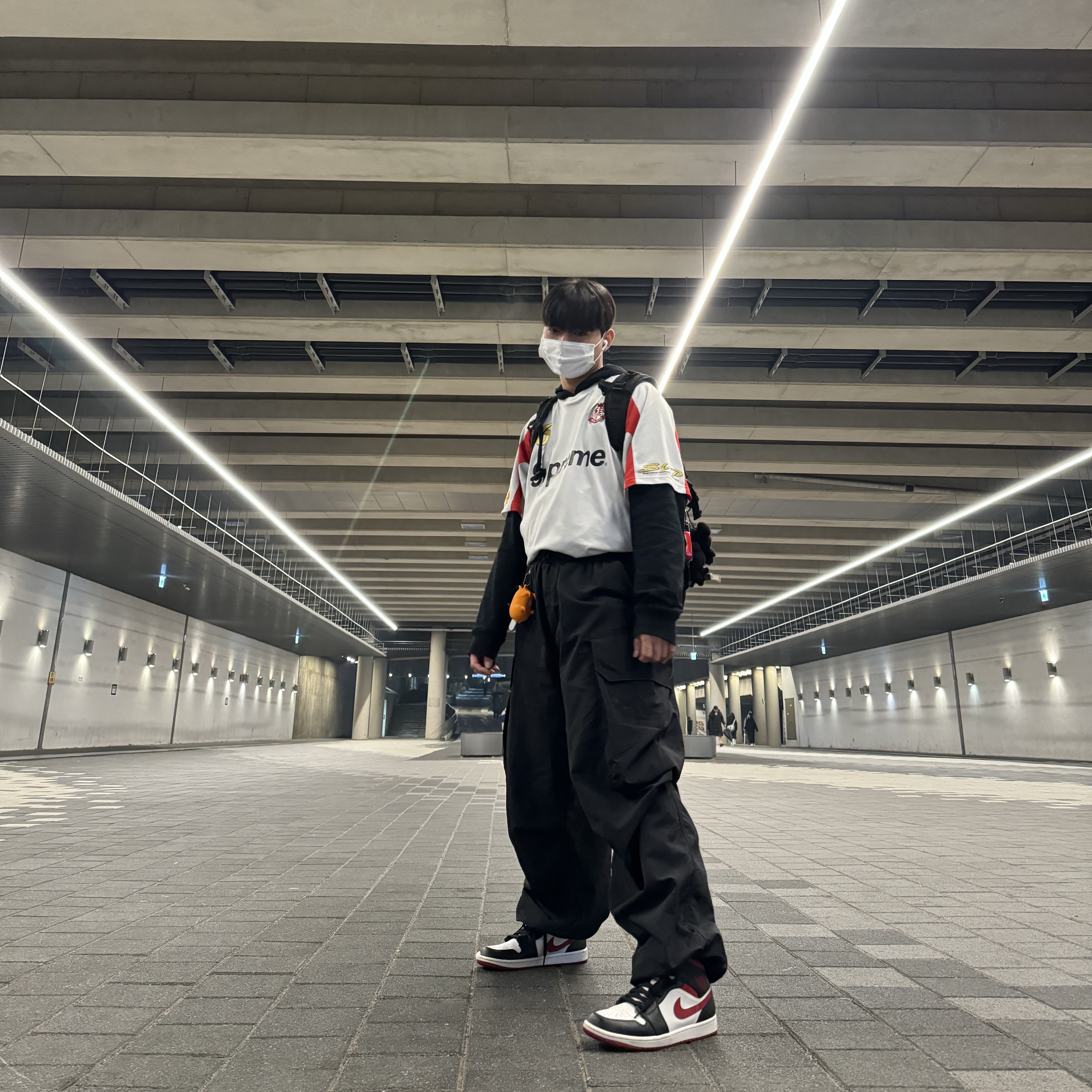 Supreme Hooded Soccer Jersey White - 23FW, Jordan 1 Mid Gym Red Black White 착용 스타일 - 3