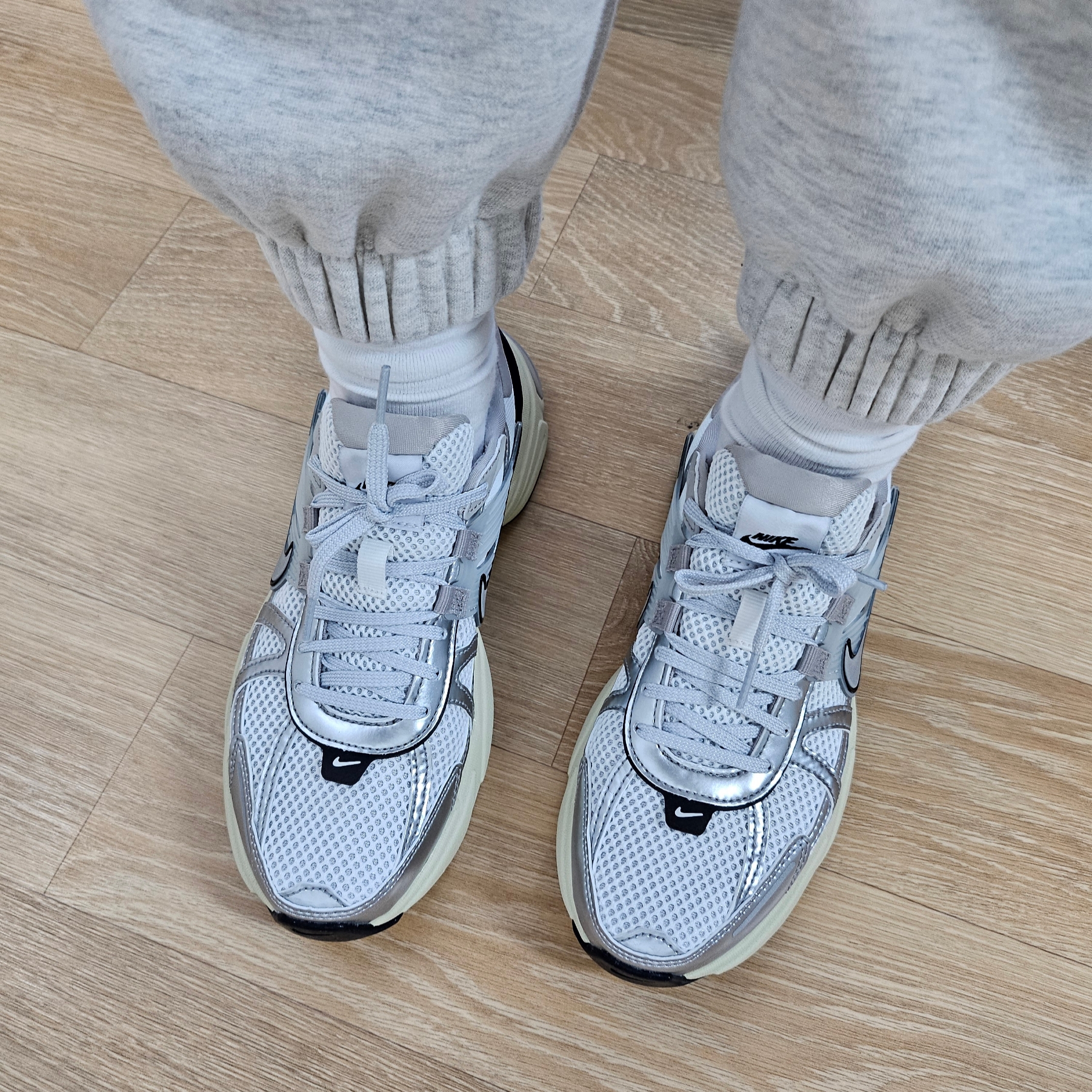 Nike V2K Run Summit White Metallic Silver 착용 스타일
