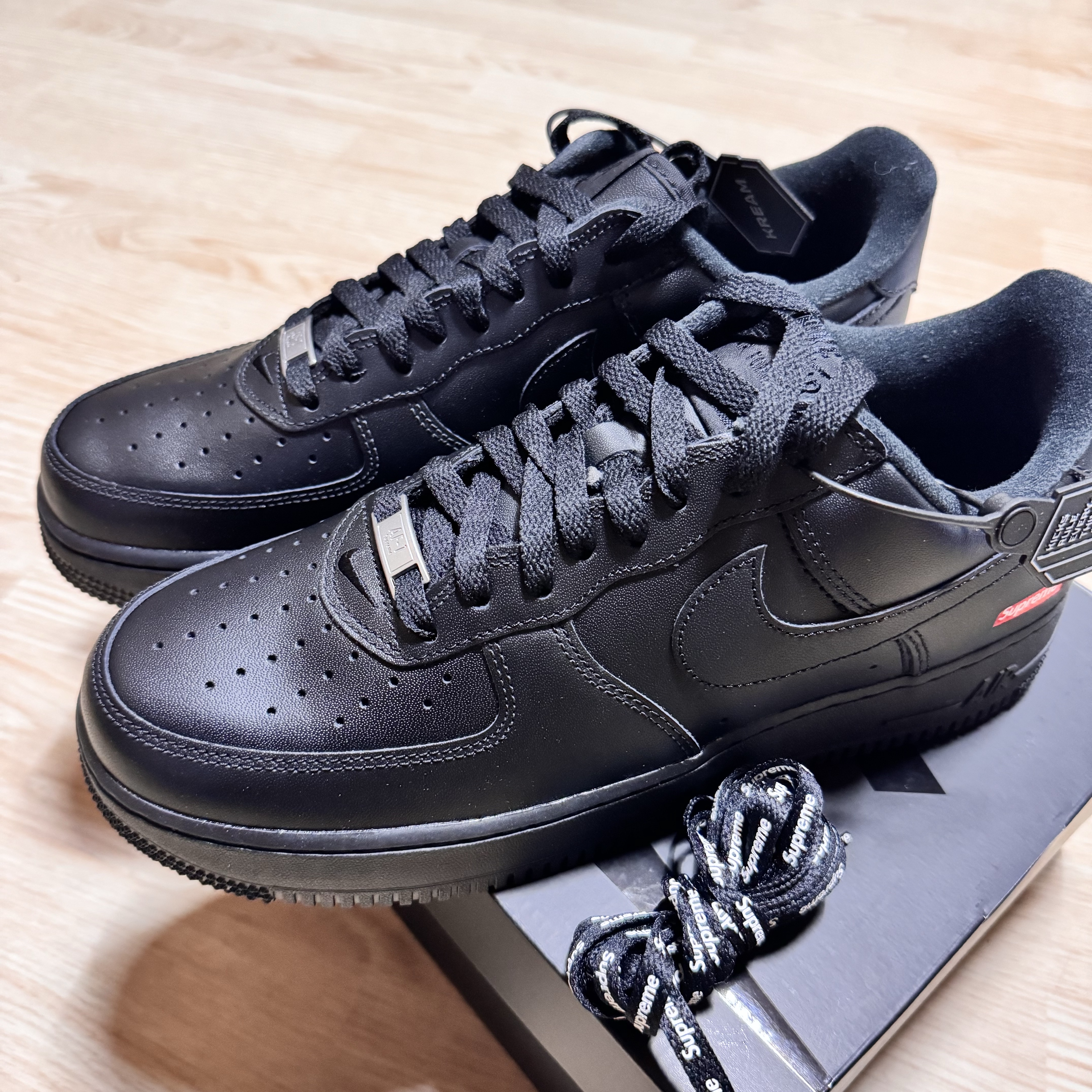 Nike x Supreme Air Force 1 Low Black 착용 스타일