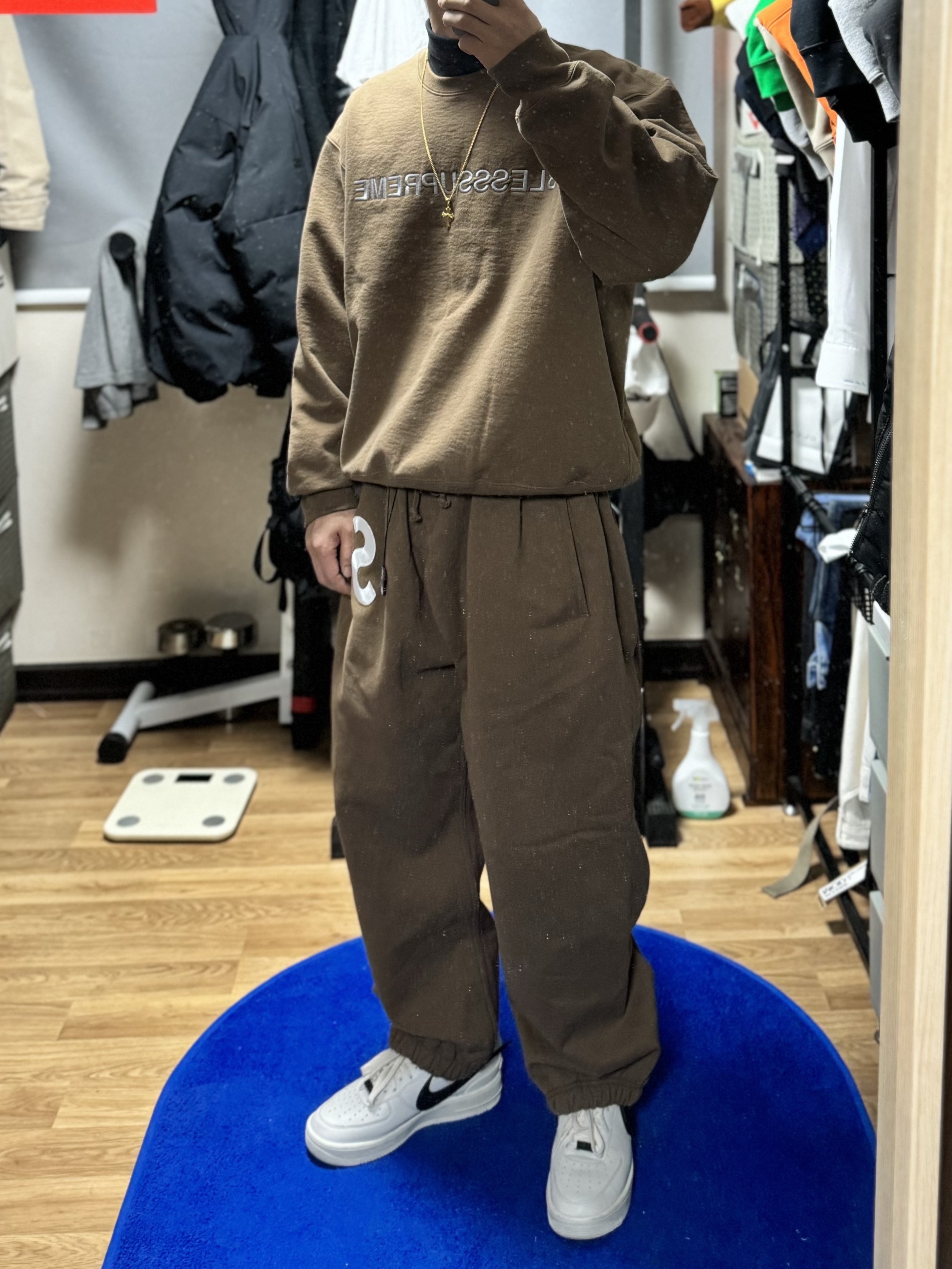 Supreme x Bless Sweatpant Jean Brown - 23FW, Supreme x Bless Crewneck Olive Brown - 23FW 착용 스타일 - 2