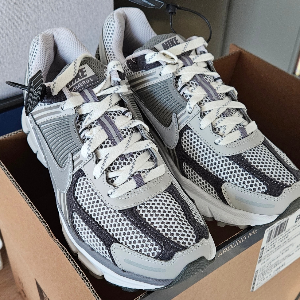 Nike Zoom Vomero 5 PRM Light Iron Ore and Flat Fewter 착용 스타일
