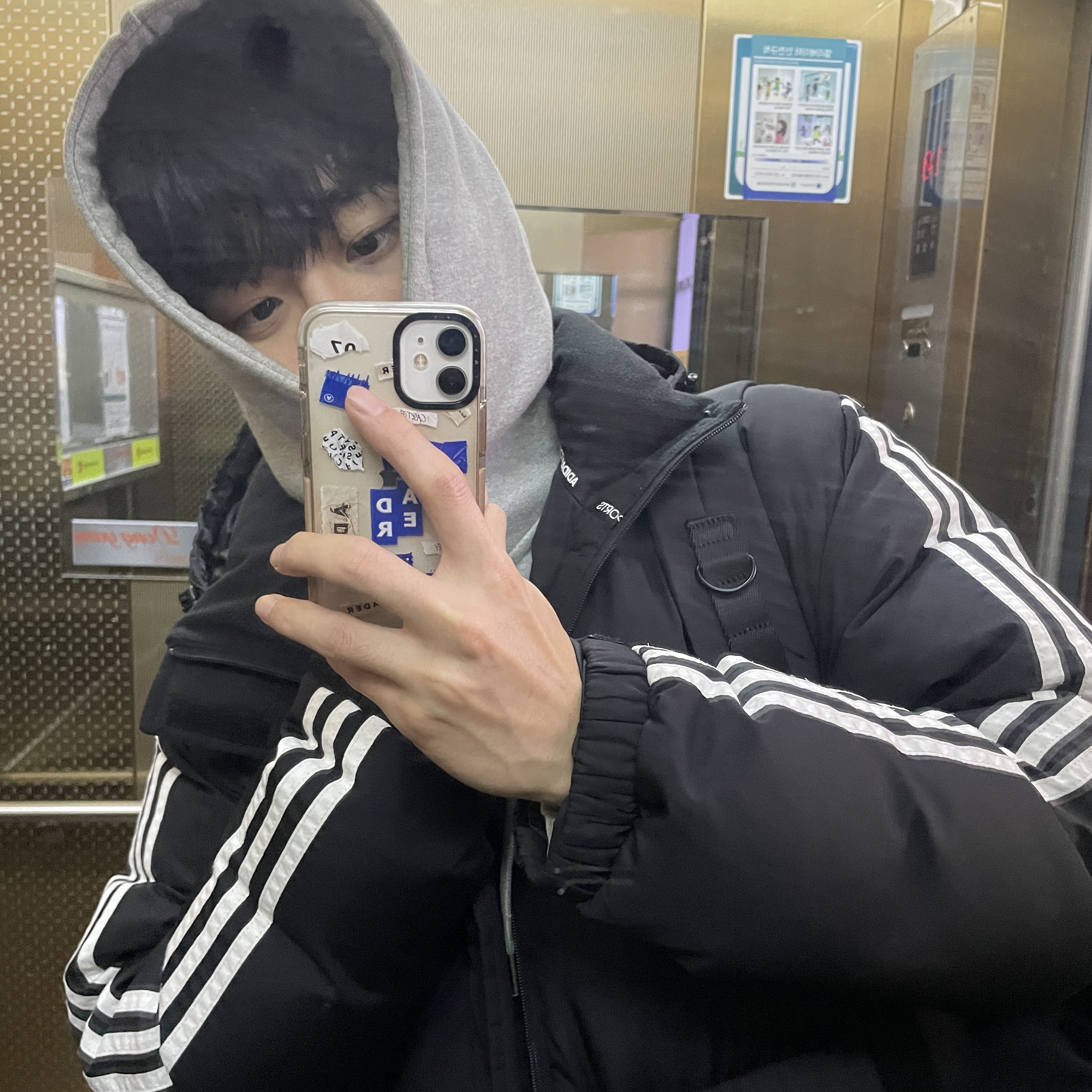 케이스티파이 x 아더에러 아더 스티커 아이폰 케이스, 자라 x 아더에러 조거 팬츠 그레이 착용 스타일