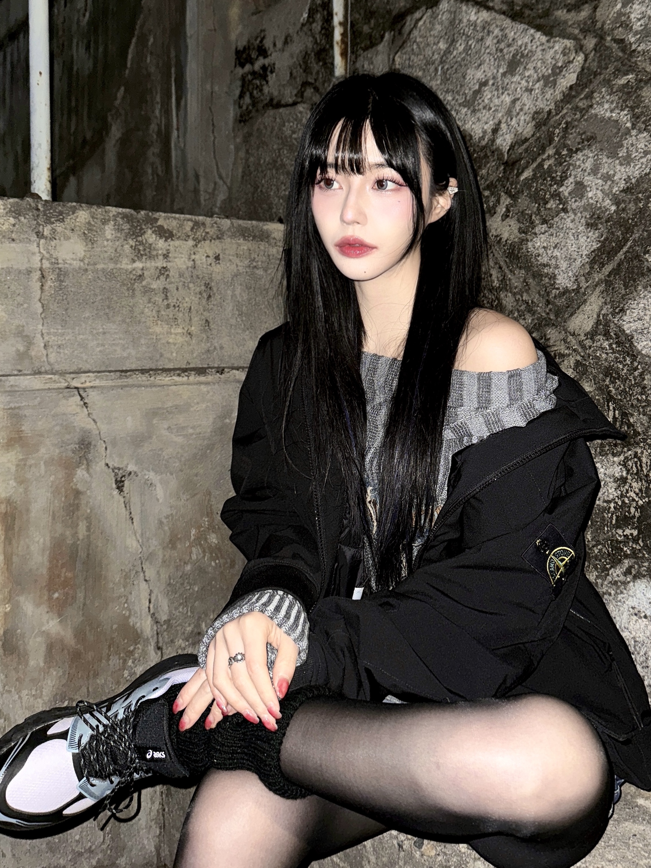 스톤 아일랜드 41926 3L 고어텍스 후드 다운 자켓 블랙 - 22FW, 아식스 젤 터레인 페이디드 애쉬 락 블랙 착용 스타일 - 1