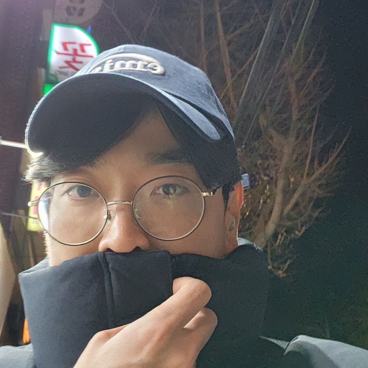 Emis New Logo Emis Cap Navy 착용 스타일
