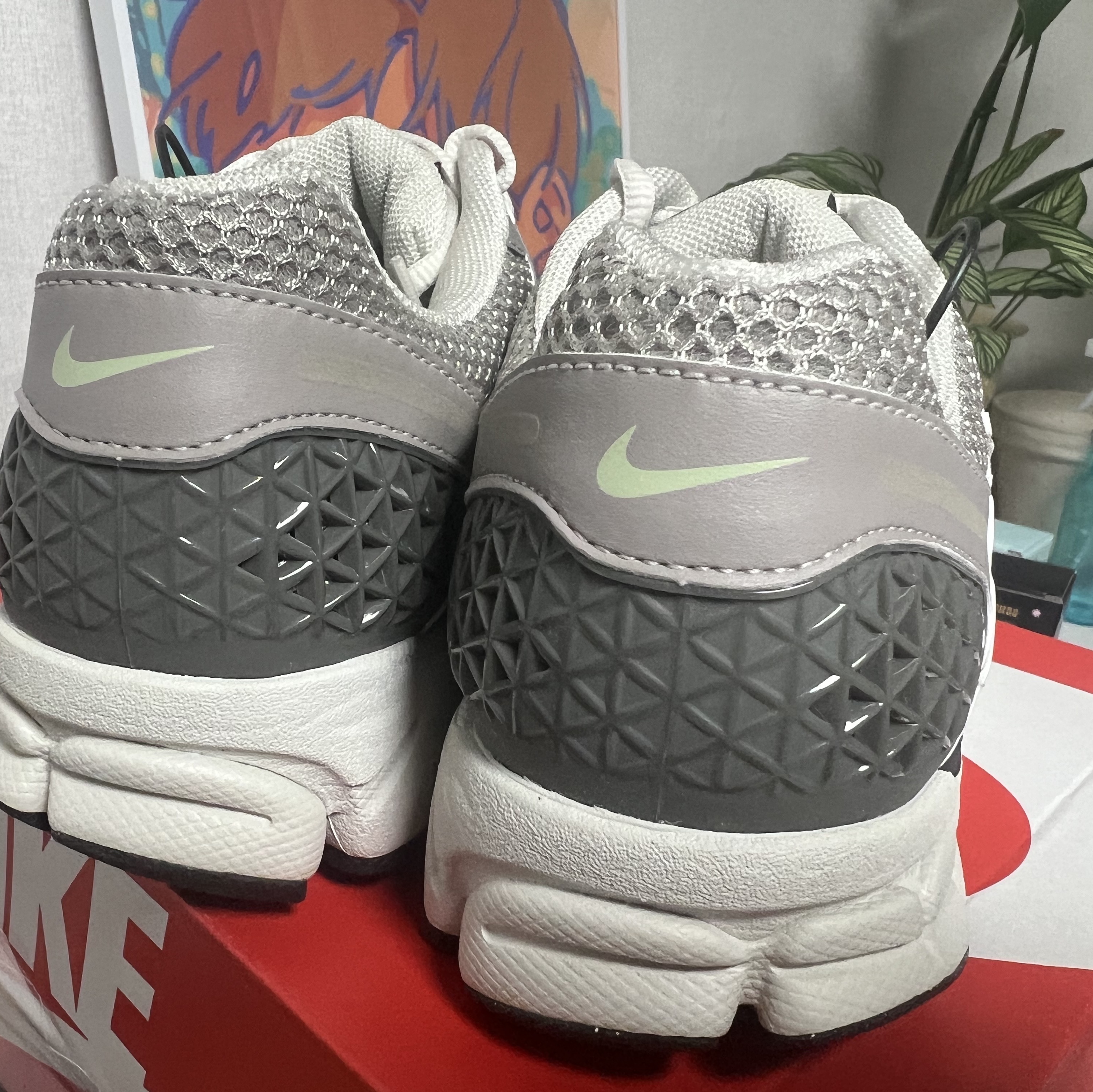 (W) Nike Zoom Vomero 5 Cobblestone and Flat Pewter 착용 스타일 - 3