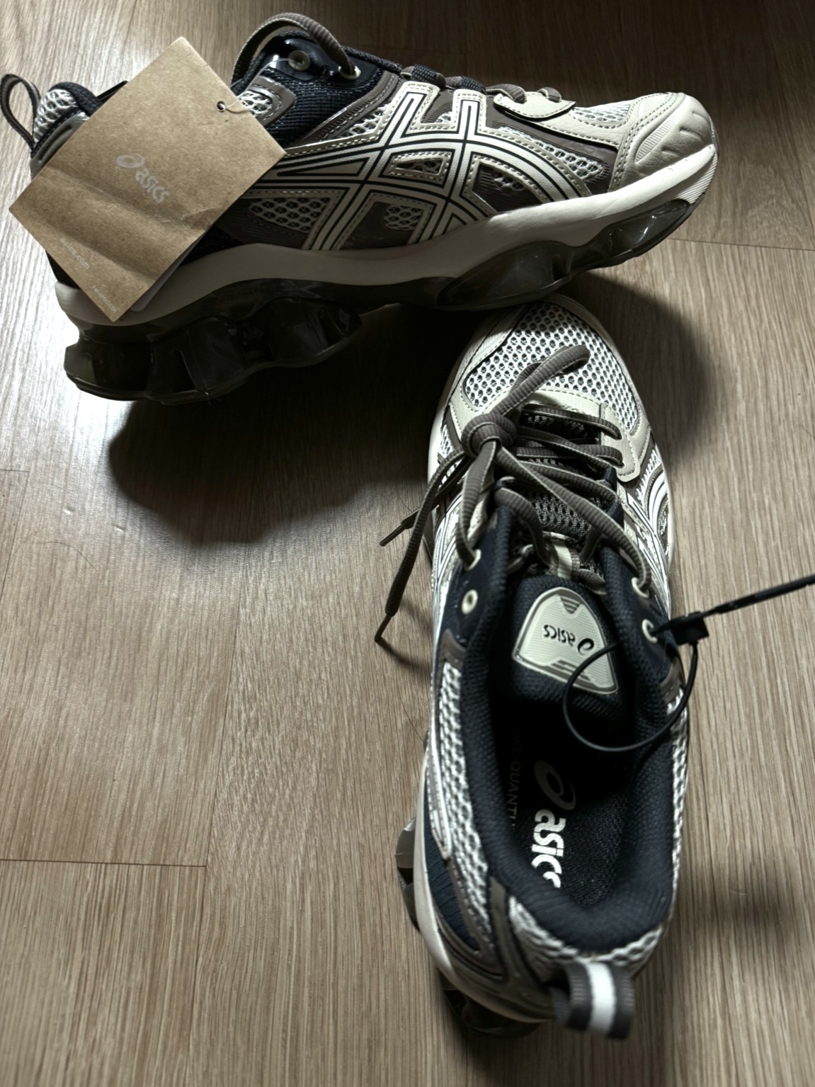 Asics Gel-Quantum Kinetic Birch Dark Taupe 착용 스타일 - 2