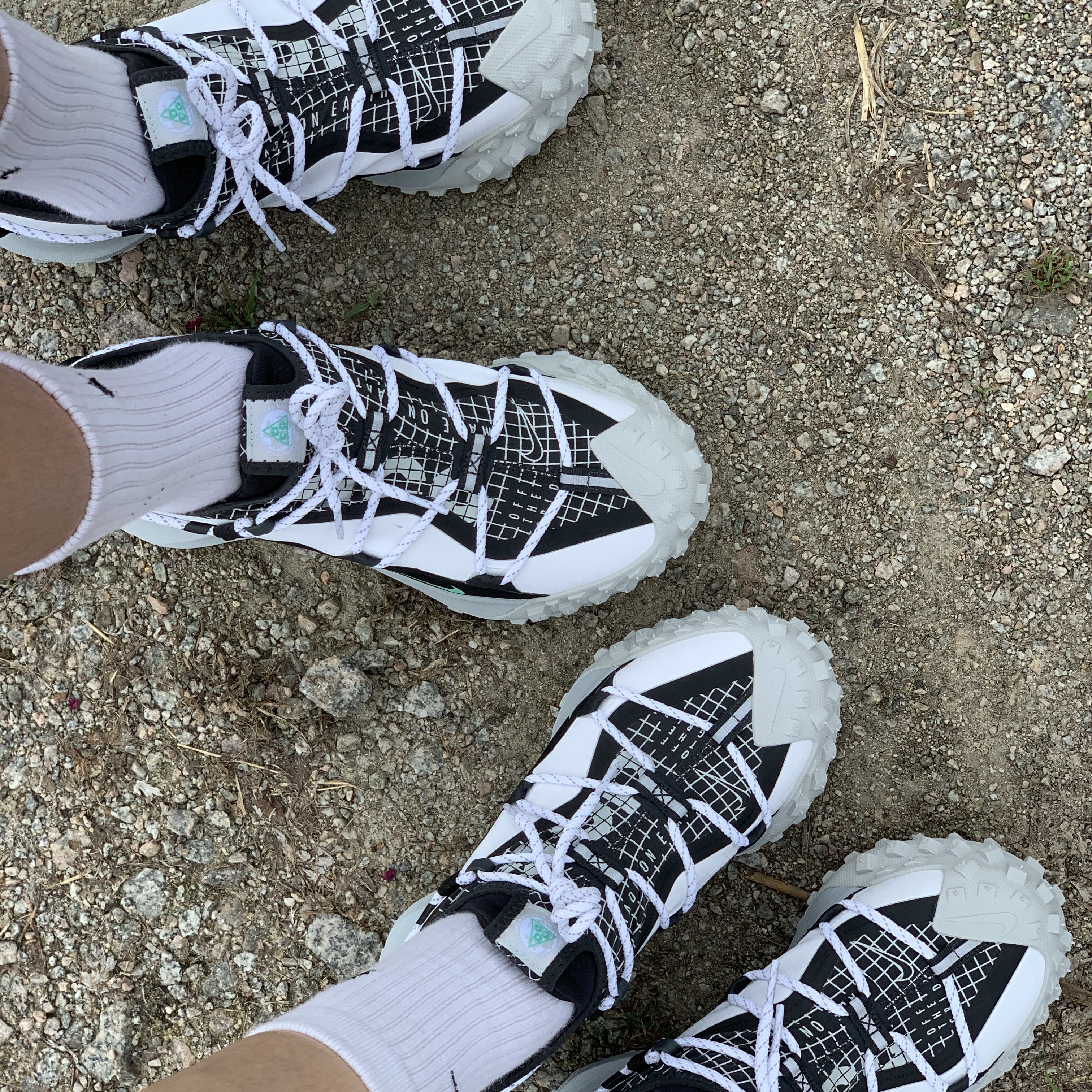 Nike ACG Mountain Fly Low SE White and Black 착용 스타일