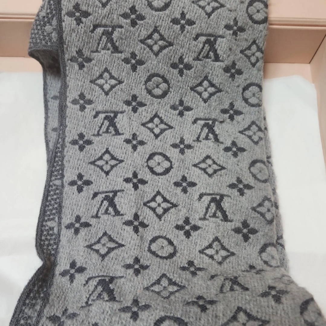 Louis Vuitton Monogram Classic Muffler Light Grey 착용 스타일