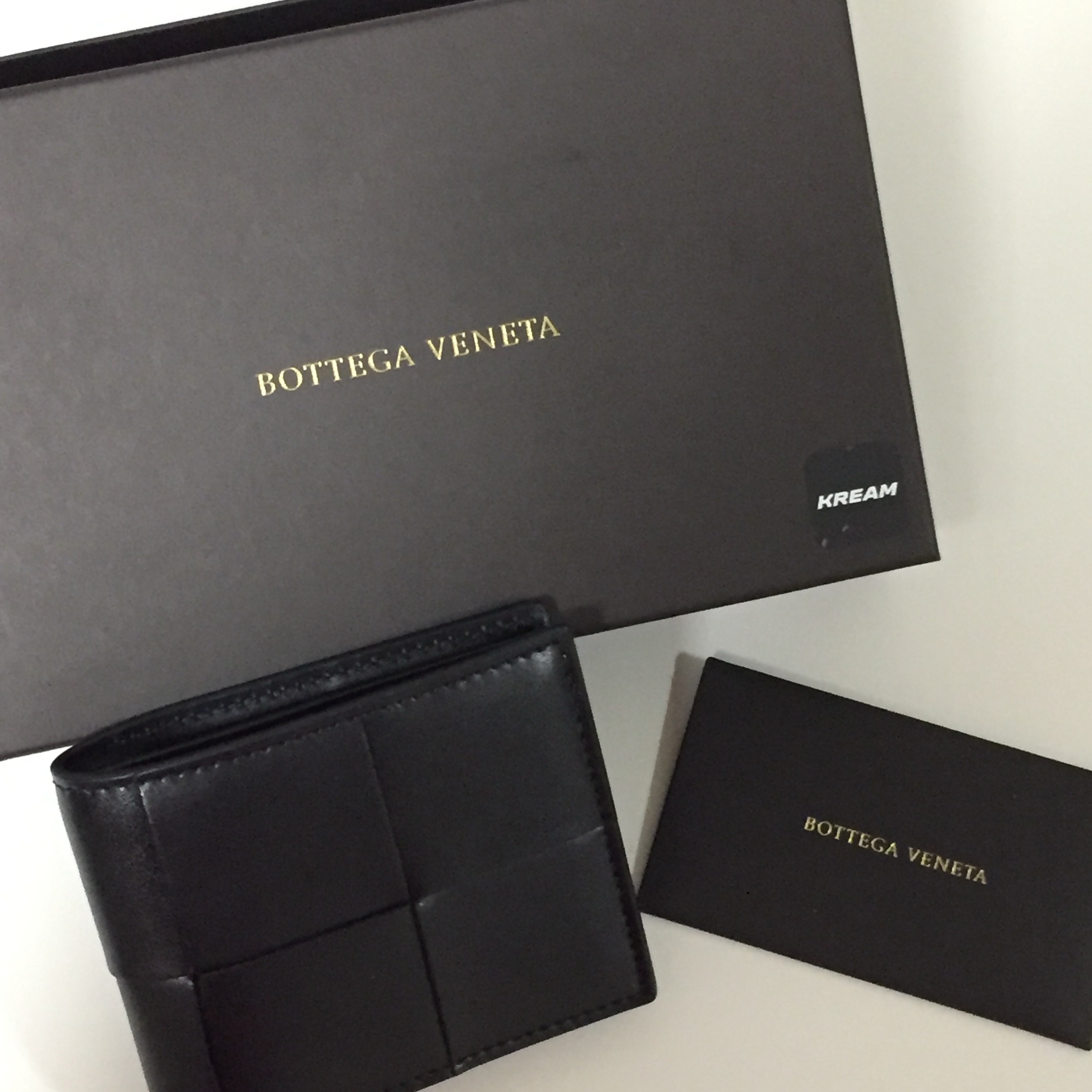 Bottega Veneta Bi-Fold Wallet Black 착용 스타일