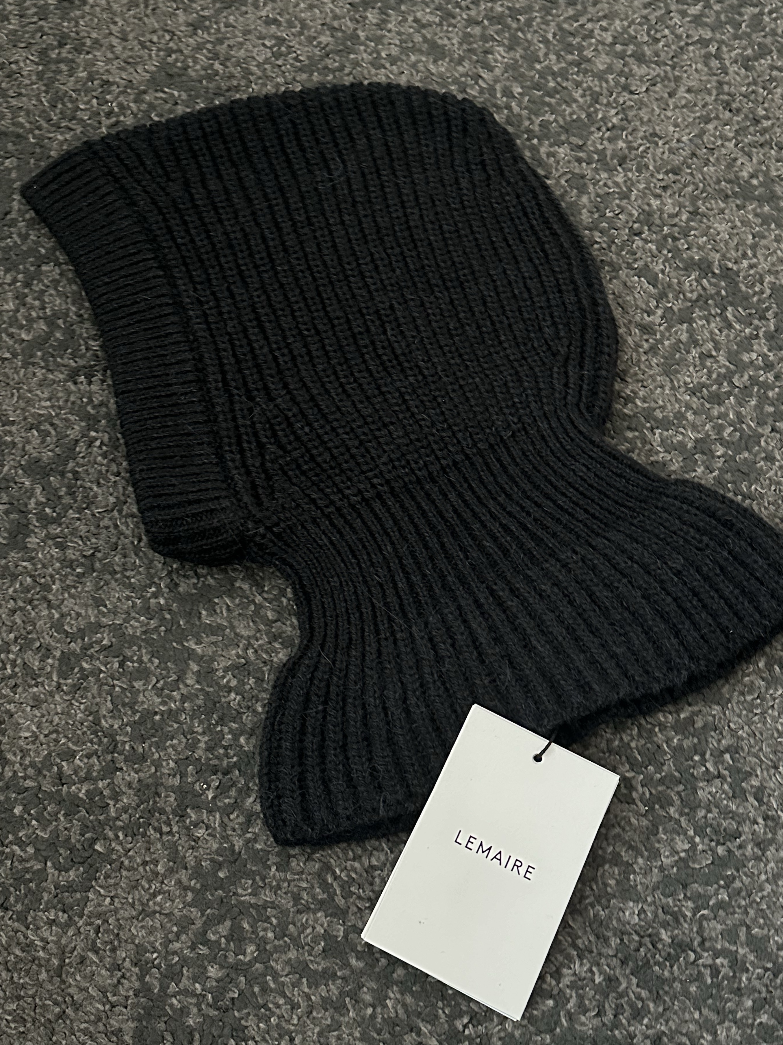 Lemaire Hood Black 착용 스타일