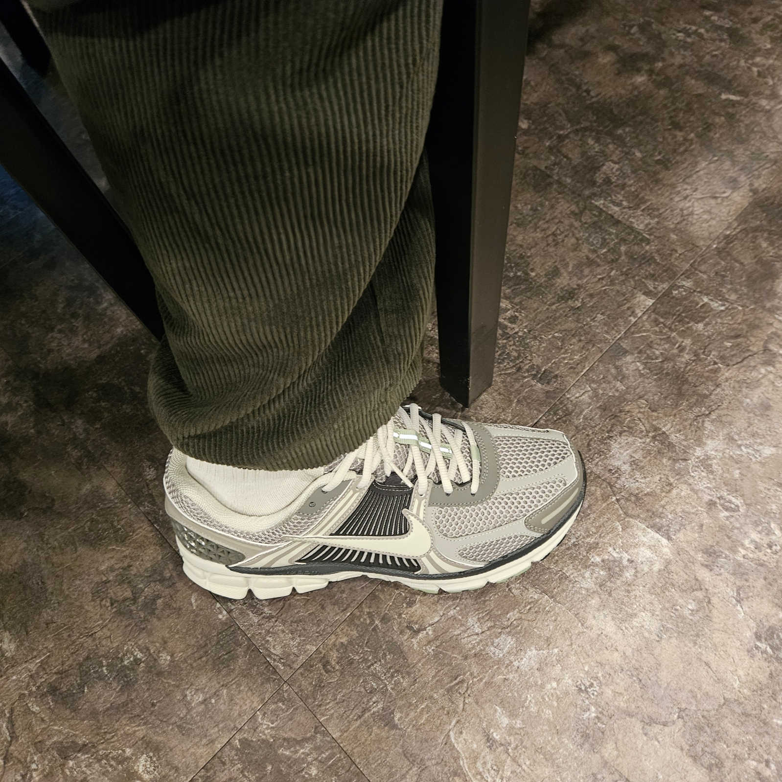 (W) Nike Zoom Vomero 5 Cobblestone and Flat Pewter 착용 스타일