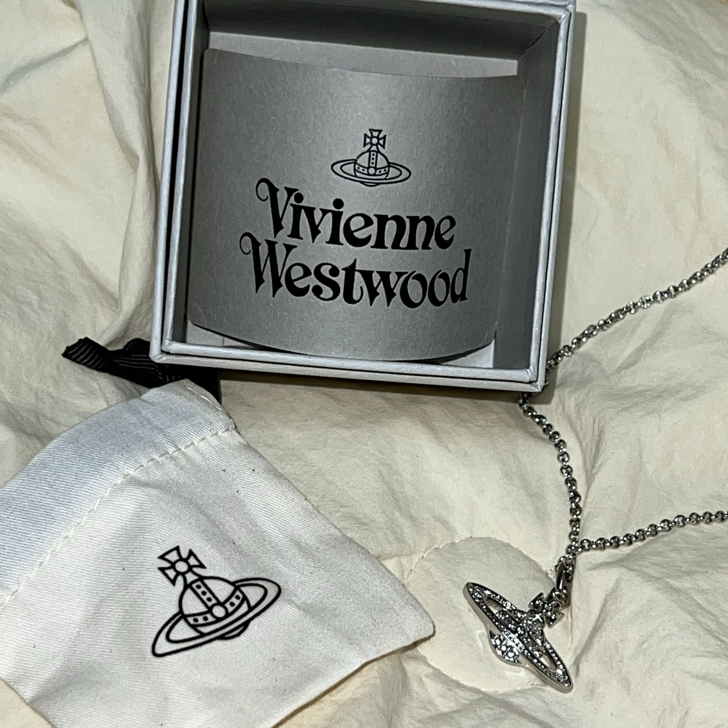 Vivienne Westwood Mini Bas Relief Pendant Silver 착용 스타일