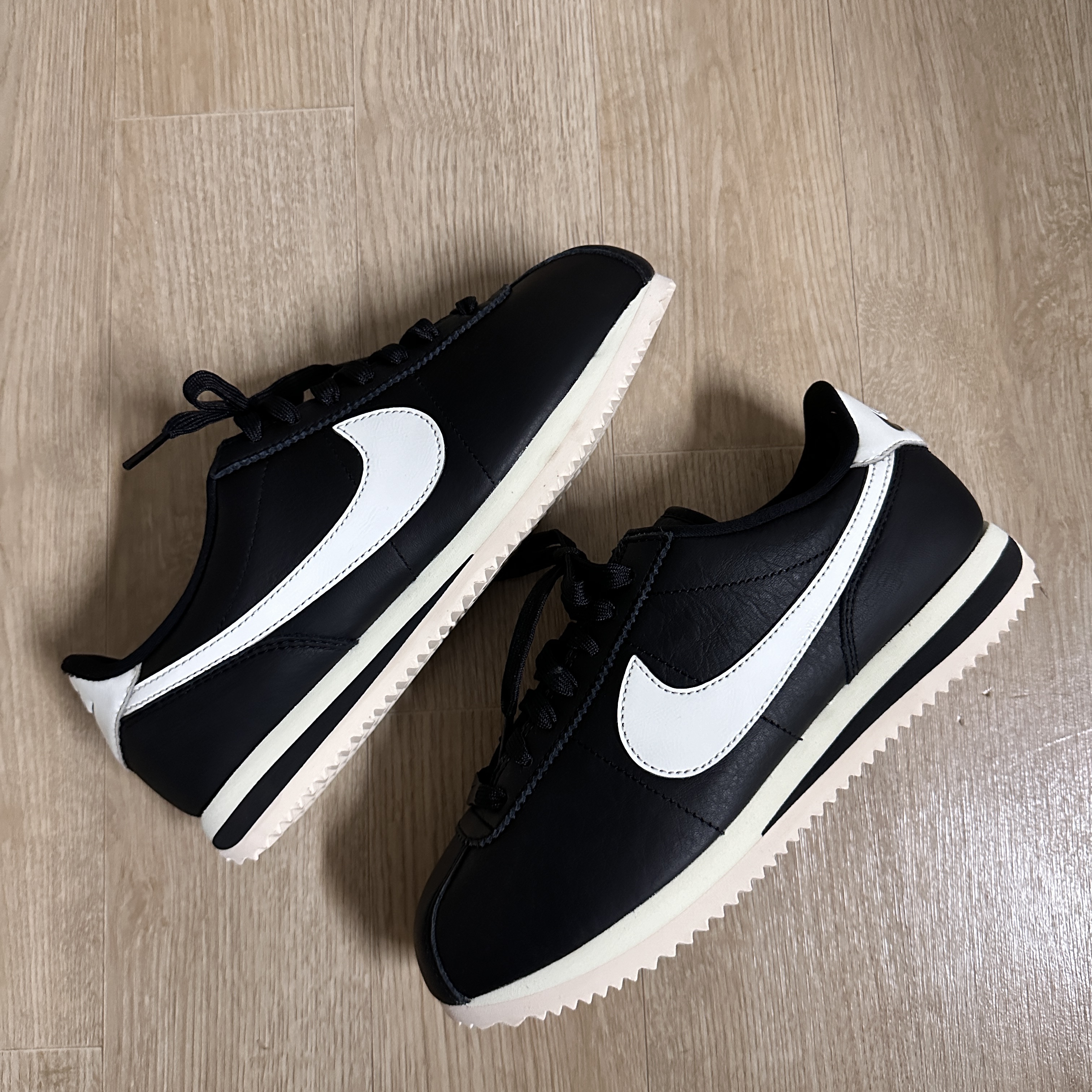 (W) Nike Cortez Black and Sail 착용 스타일