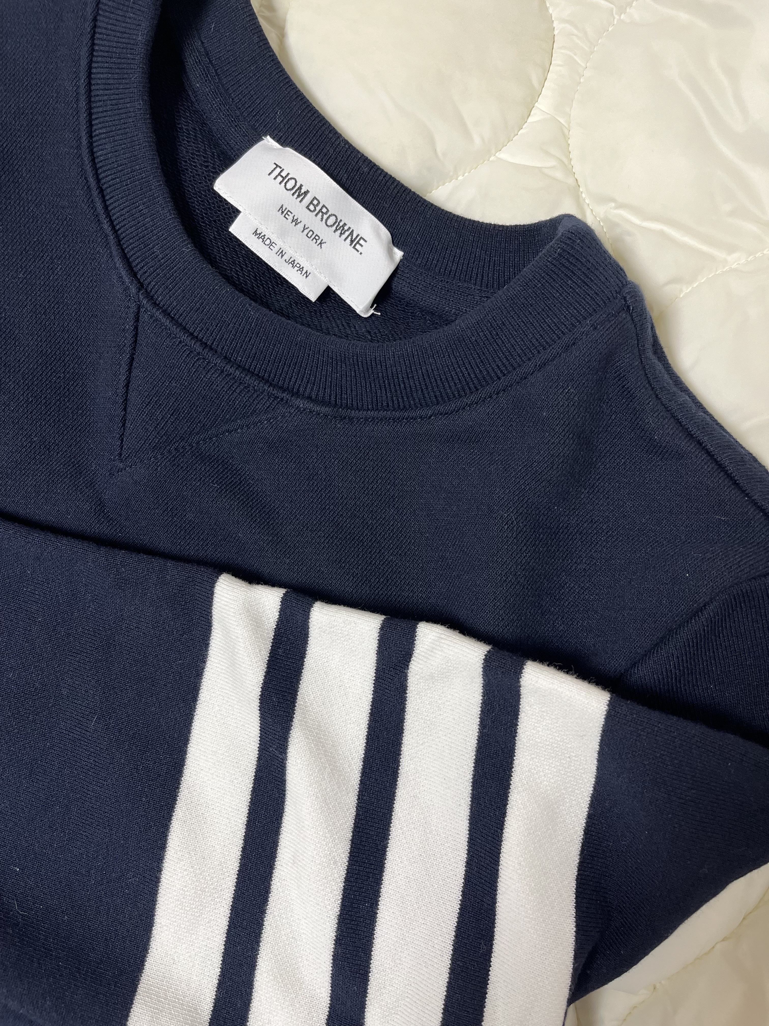 (W) Thom Browne Loopback Jersey Knit Engineered 4-Bar Stripe Crewneck Pullover Navy 착용 스타일 - 1