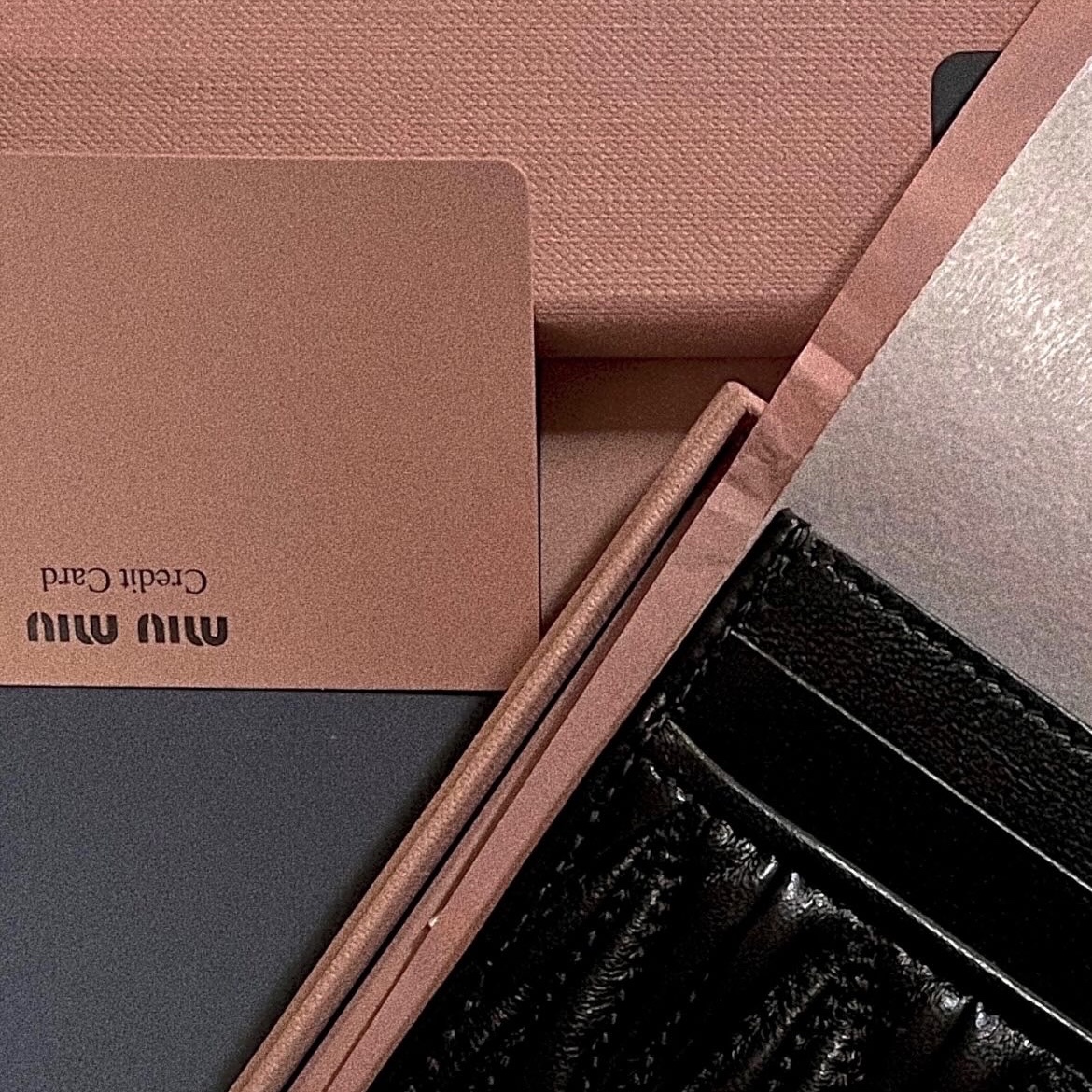 Miu Miu Matelasse Nappa Leather Card Holder Black 착용 스타일