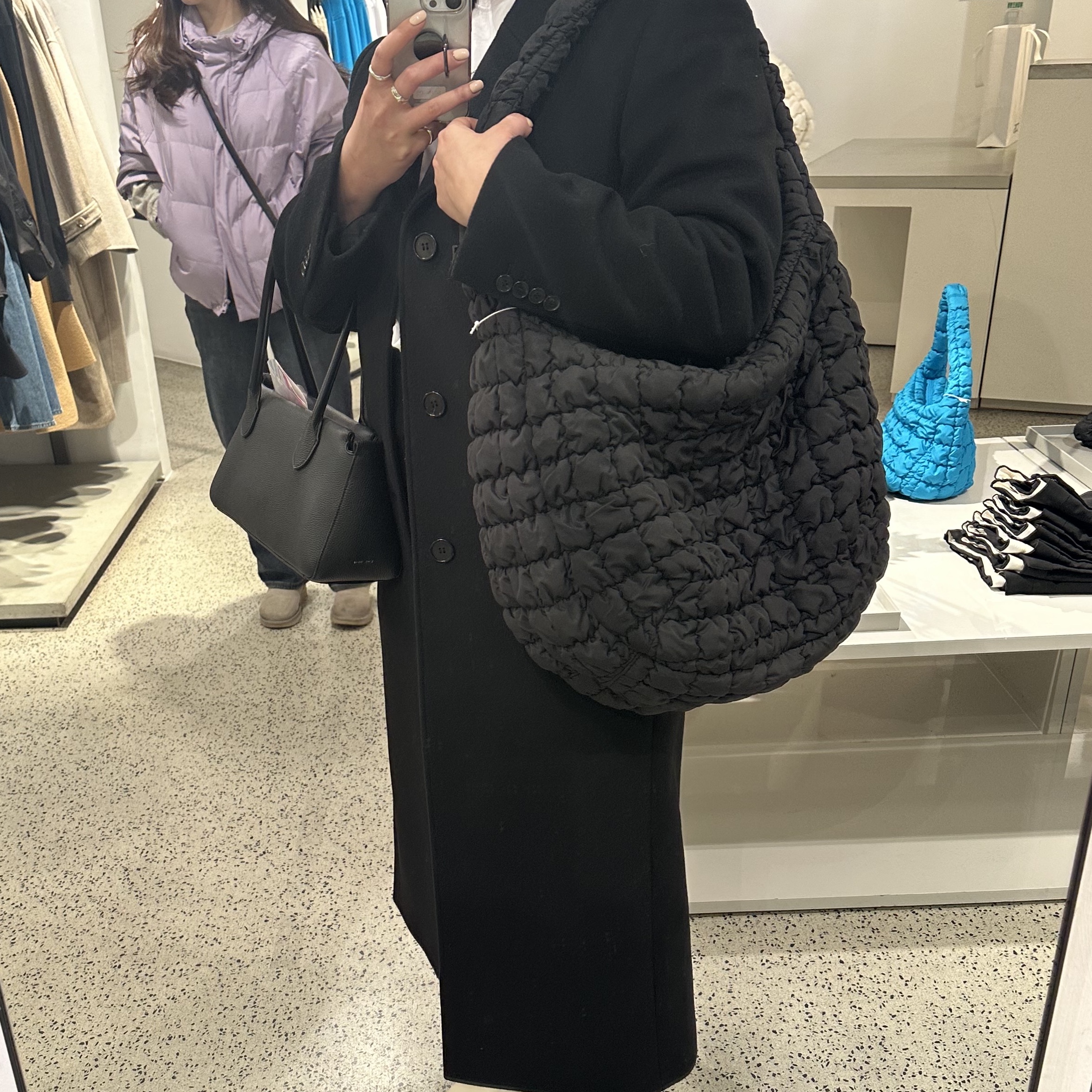 COS Quilted Oversized Shoulder Bag Black, The Row E/W Top Handle Bag in Leather Black 착용 스타일