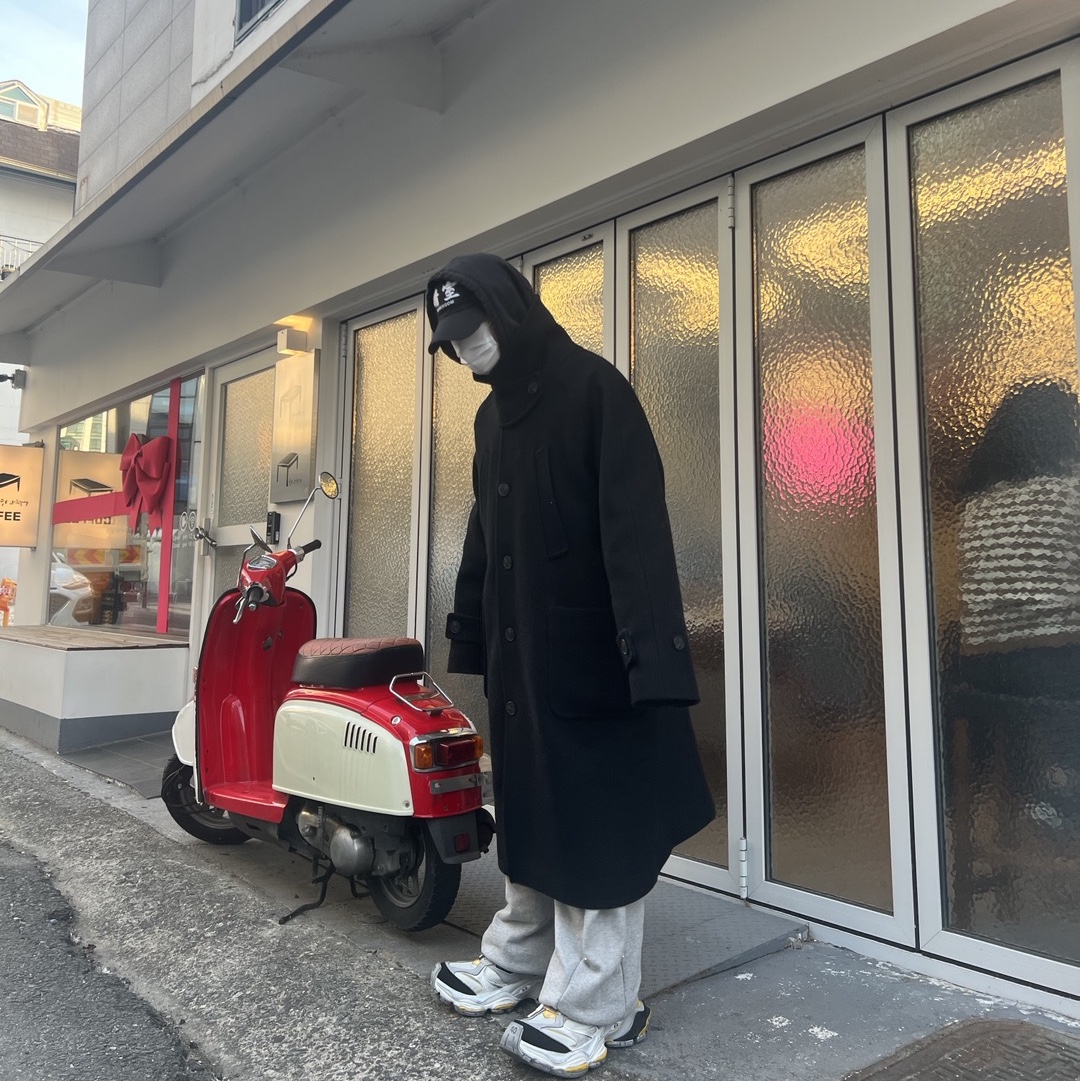 Balenciaga Cargo Sneakers Grey Black Yellow, Undermycar Legion.02 Balmacaan Oversized Wool Coat Black 착용 스타일 - 2