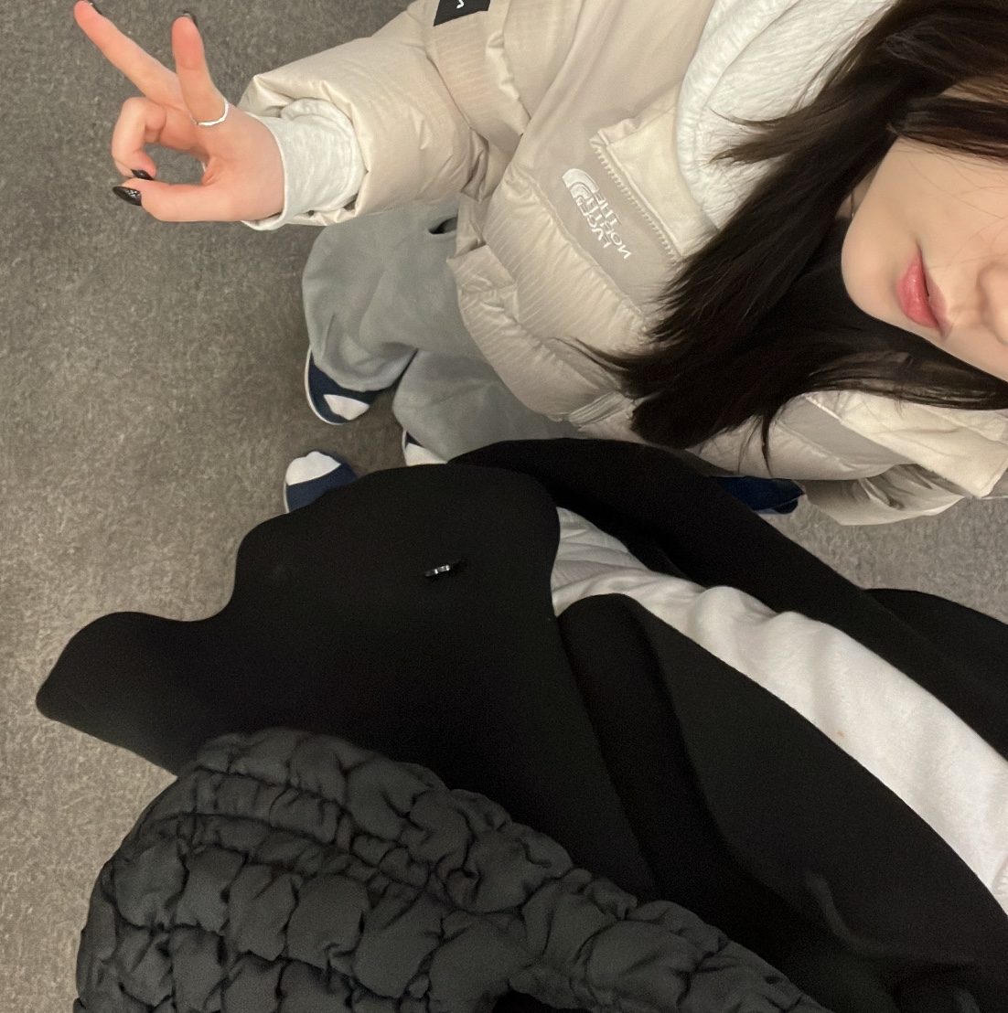COS Quilted Mini Bag Black 착용 스타일