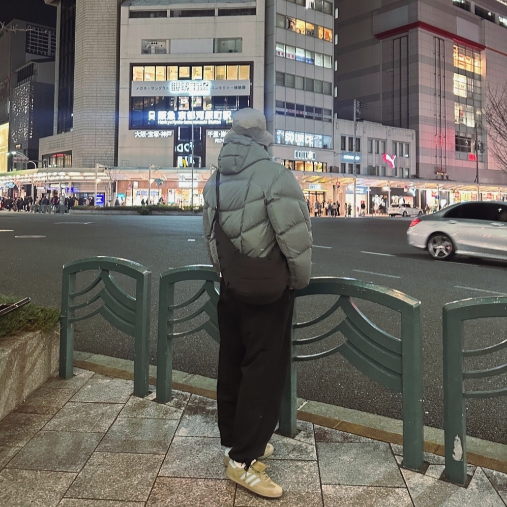 Adidas x Pharrell Williams Humanrace Samba Orbit Green Ash Grey, Lemaire Medium Soft Game Bag Nylon Canvas Dark Chocolate 착용 스타일 - 2