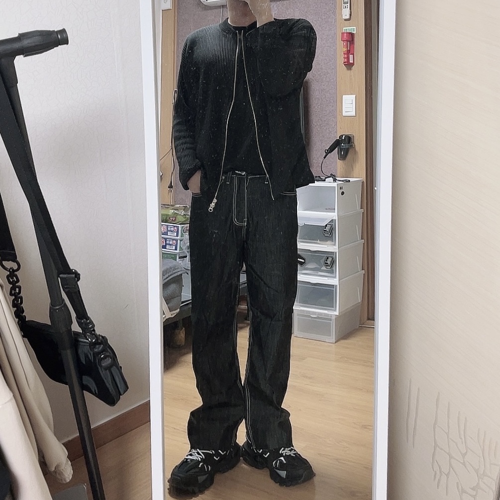 (W) Balenciaga Track Sneakers Black White 착용 스타일 - 2