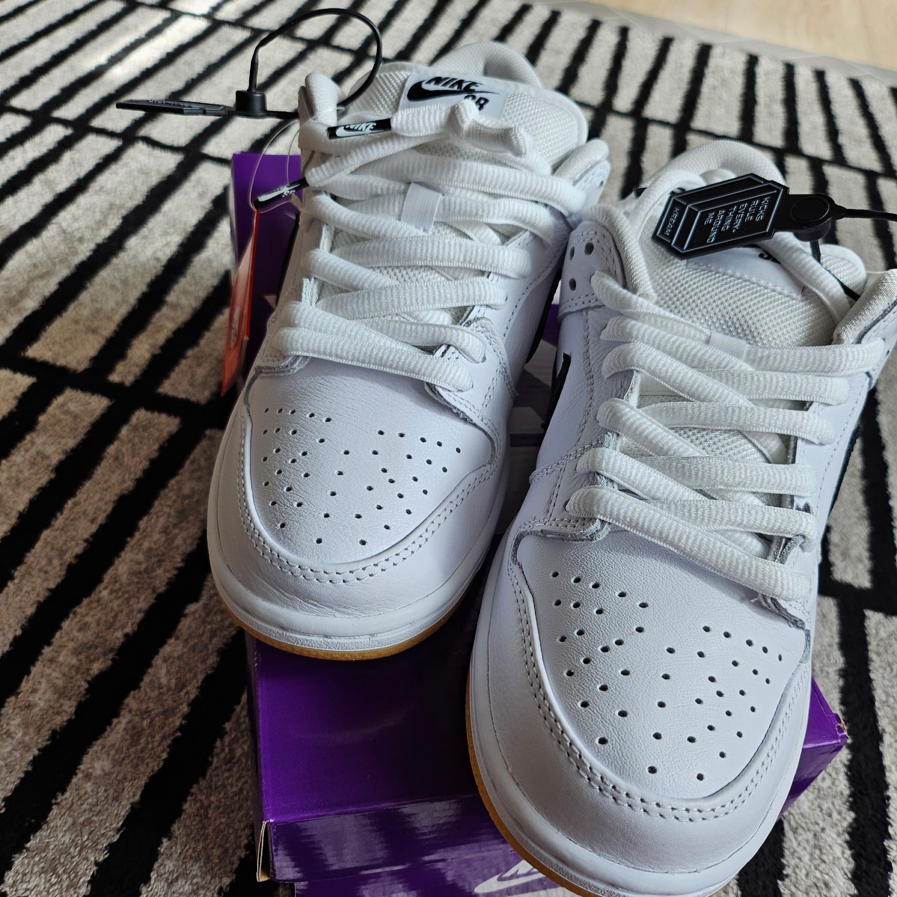 Nike SB Dunk Low Pro White and Gum Light Brown 착용 스타일 - 1