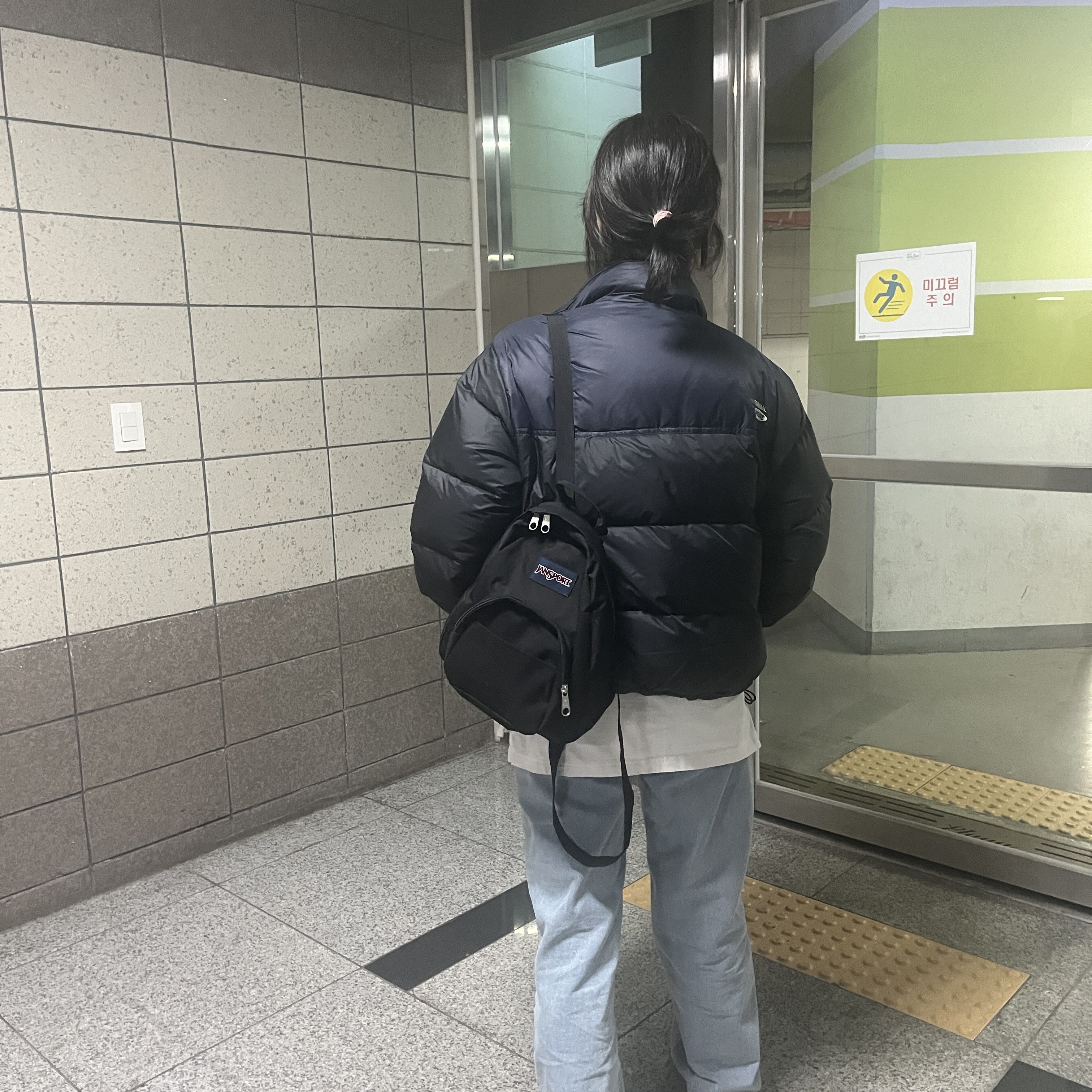 Jansport Half Pint Mini Backpack Black 착용 스타일