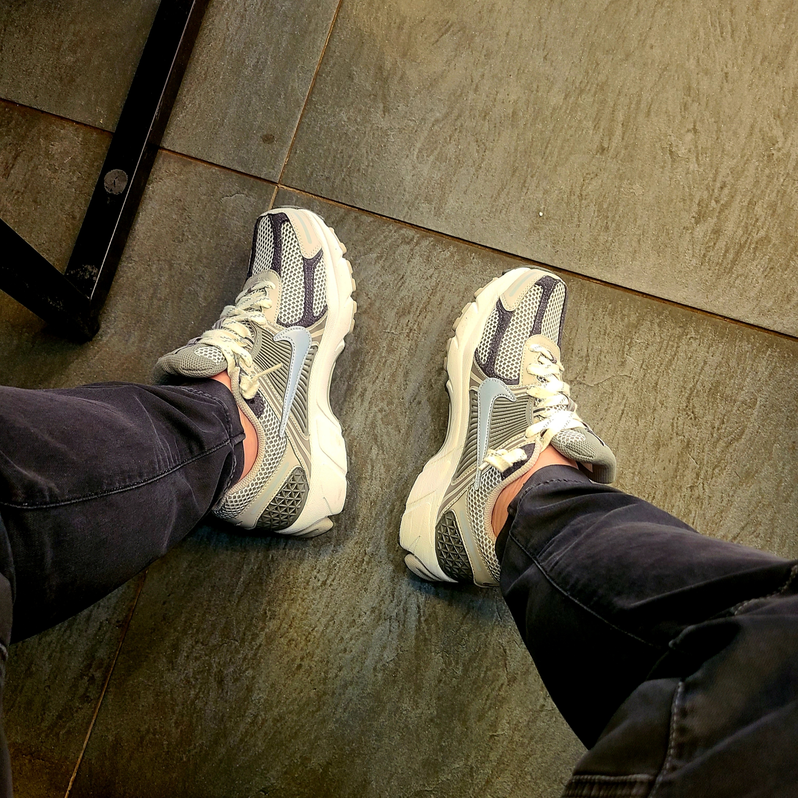 Nike Zoom Vomero 5 PRM Light Iron Ore and Flat Fewter 착용 스타일 - 2