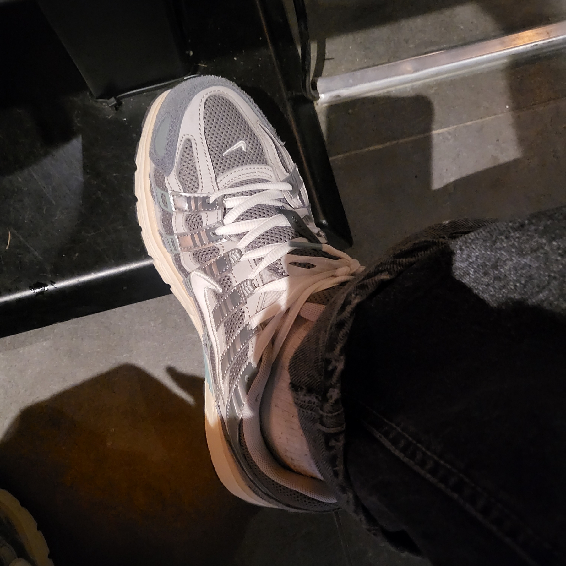 Nike P-6000 Flat Pewter Light Iron Ore 착용 스타일