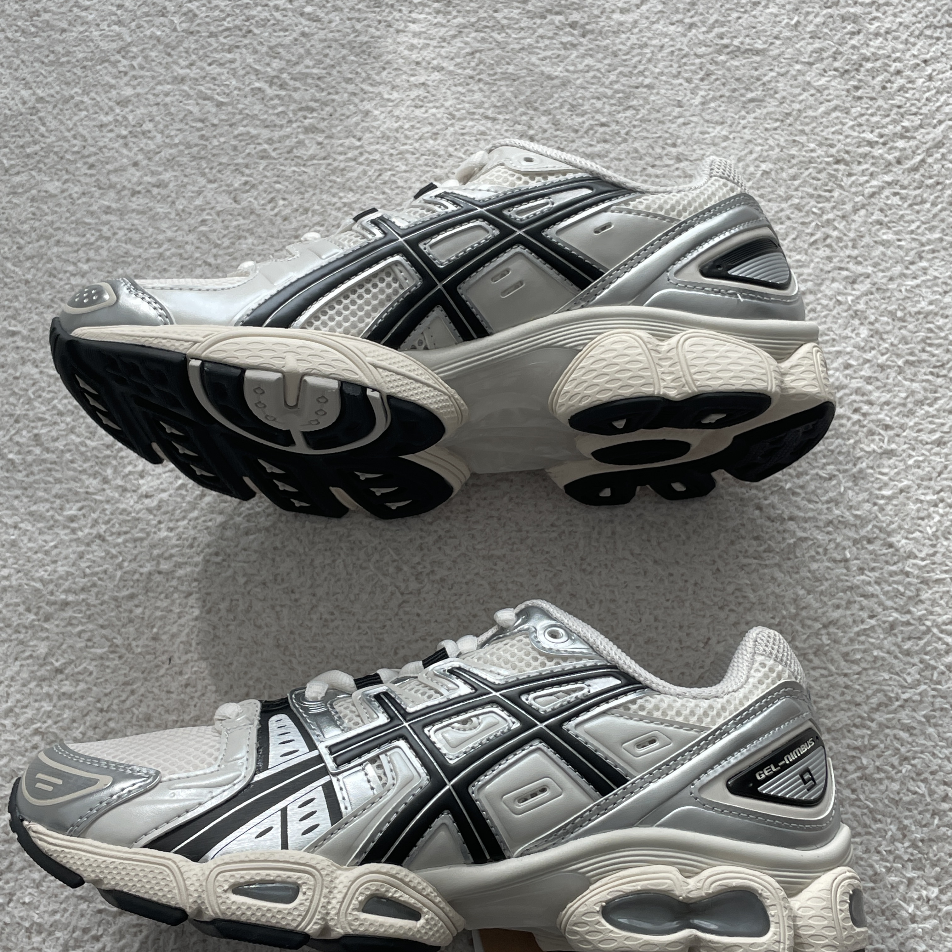 Asics Gel-Nimbus 9 Cream Black 착용 스타일 - 3