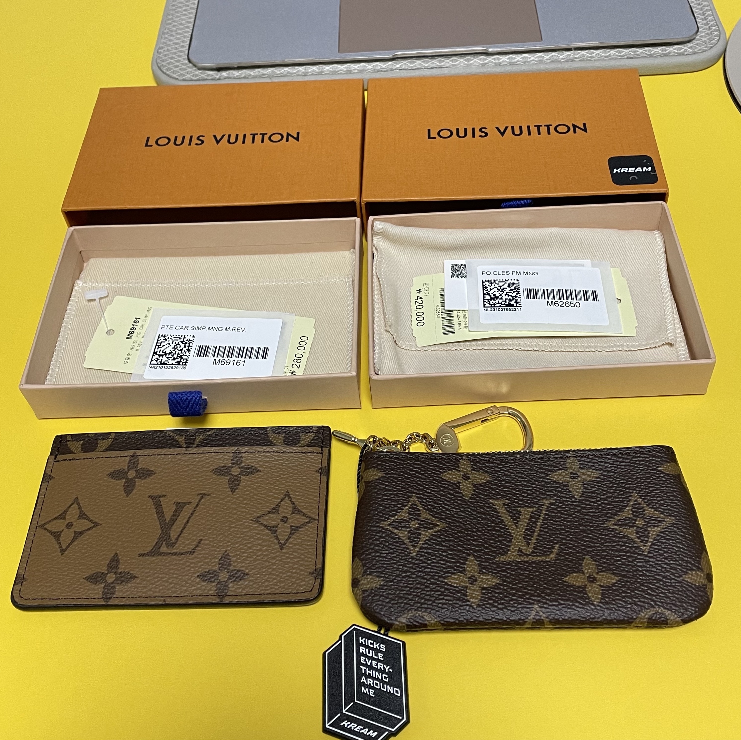 Louis Vuitton Key Pouch Monogram 착용 스타일