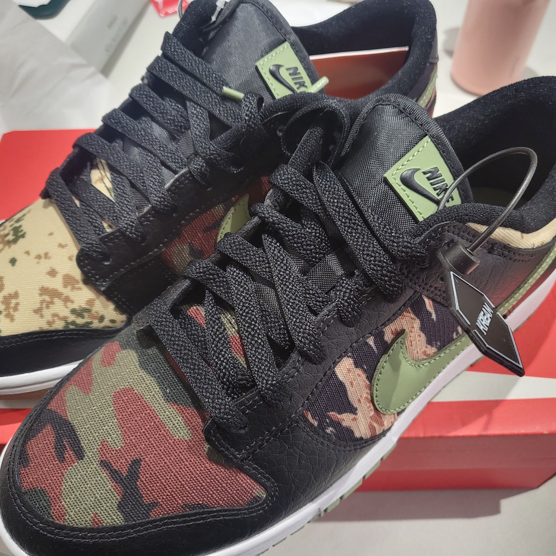 Nike Dunk Low SE Black Multi Camo 착용 스타일
