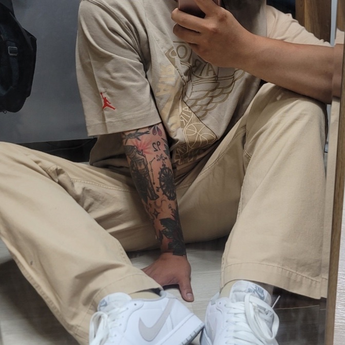 Jordan 1 Low 85 Neutral Grey, Jordan x Travis Scott S/S Top - Asia 착용 스타일