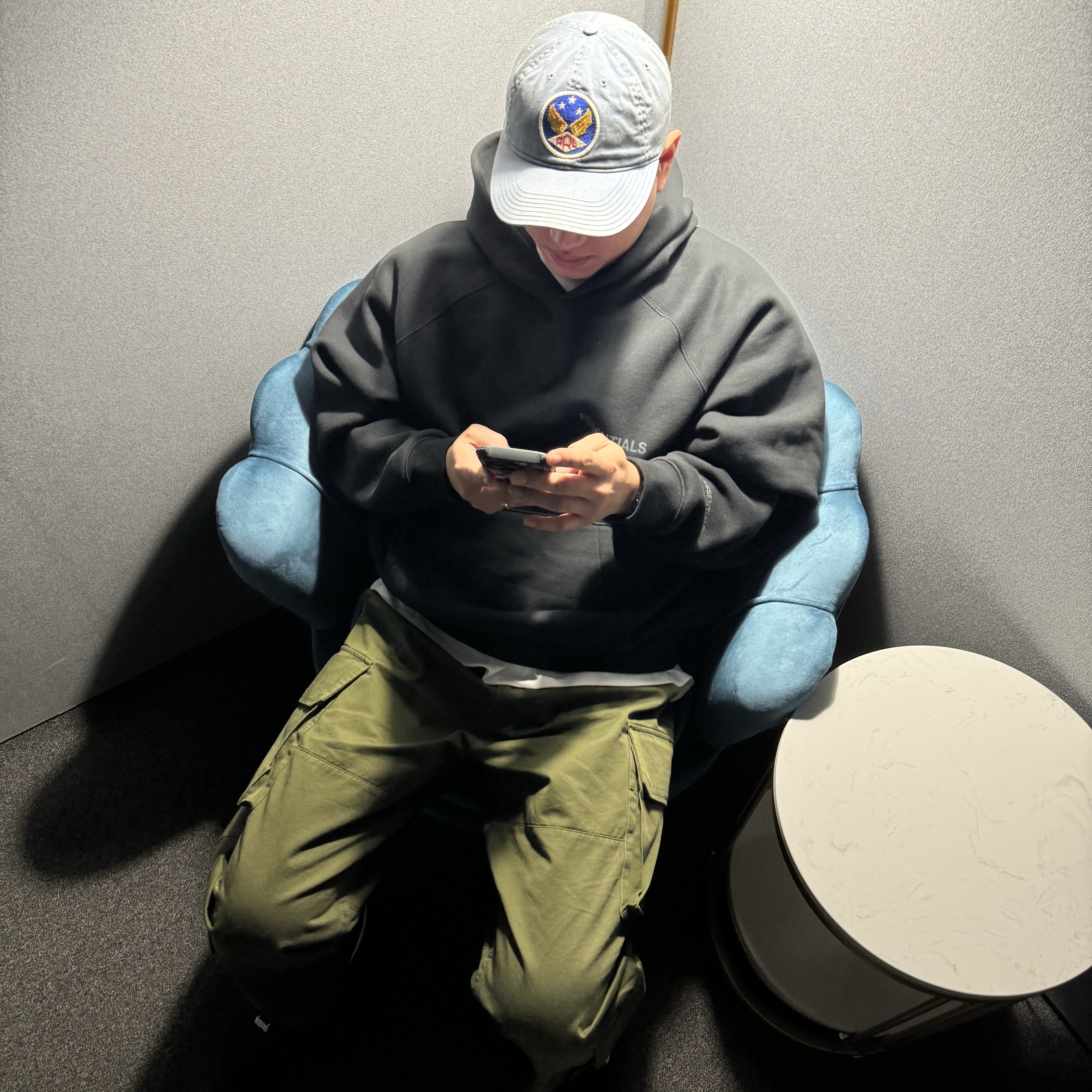 Essentials The Core Collection Pullover Hoodie Black, Double RL Garment Dyeing Twill Ball Cap Blue 착용 스타일
