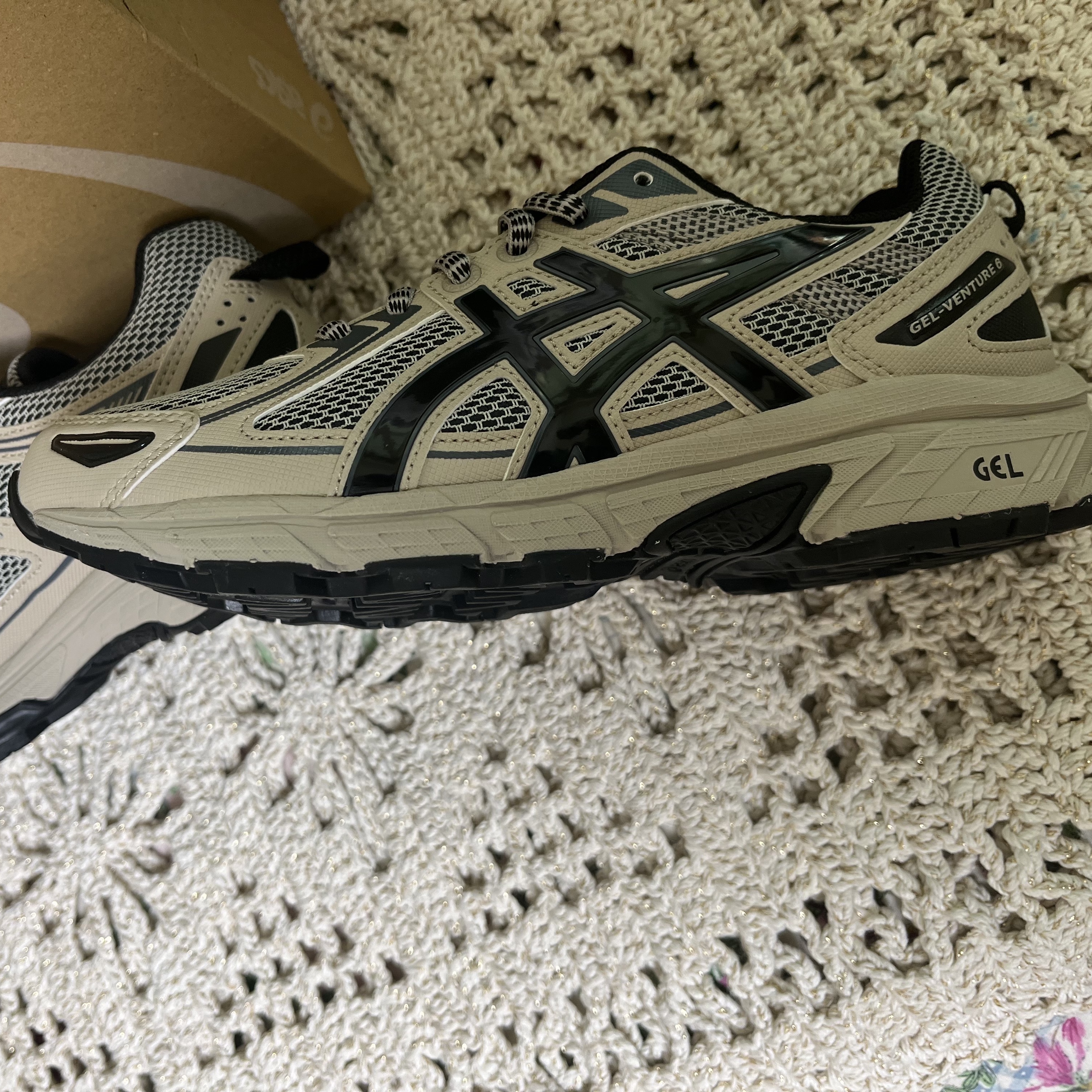 Asics Gel-Venture 6 Feather Grey Black 착용 스타일