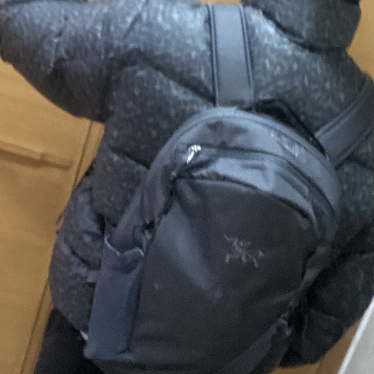 Arc'teryx Mantis 16 Backpack Graphite 착용 스타일 - 1