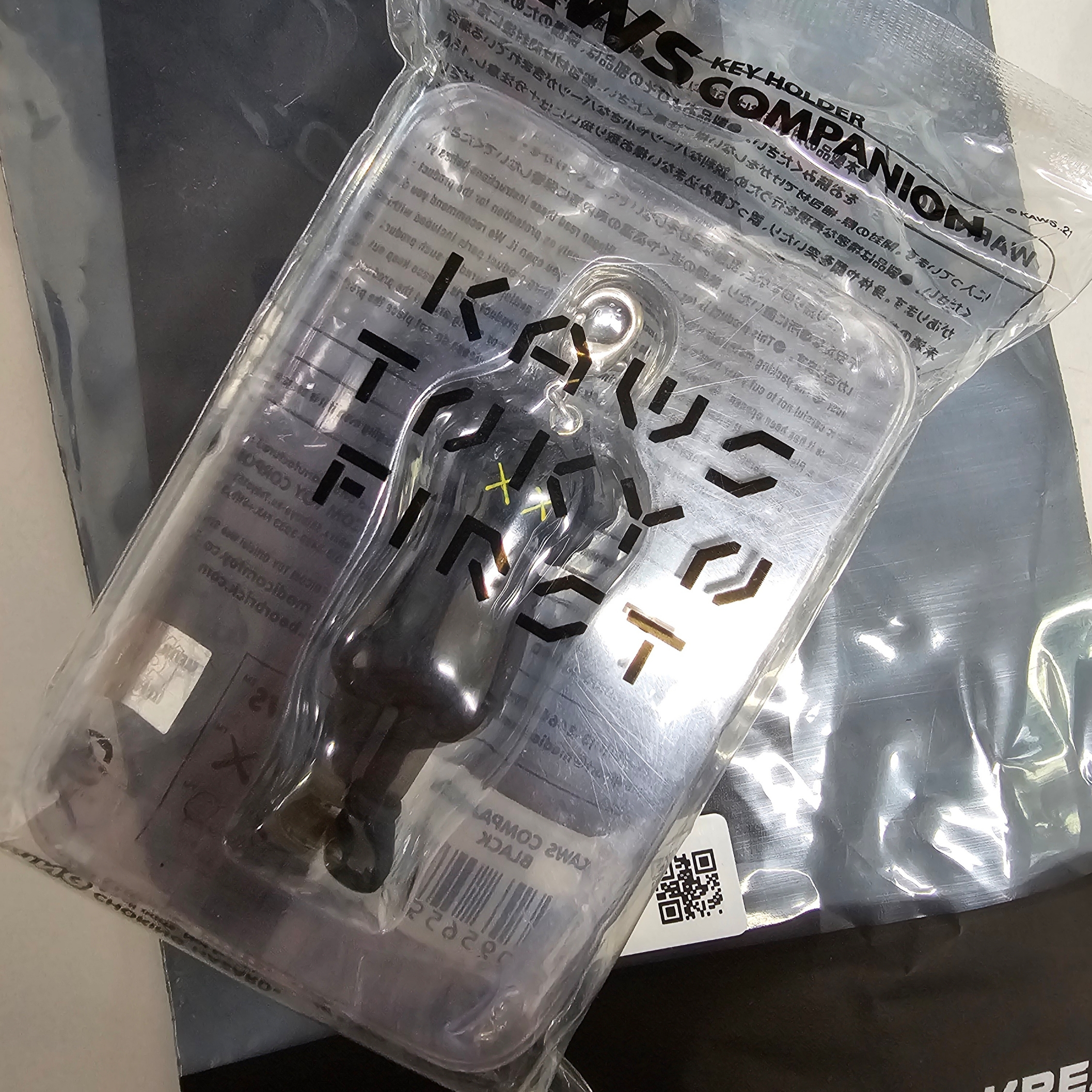 Kaws Tokyo First Companion Keychain Black 착용 스타일 - 3