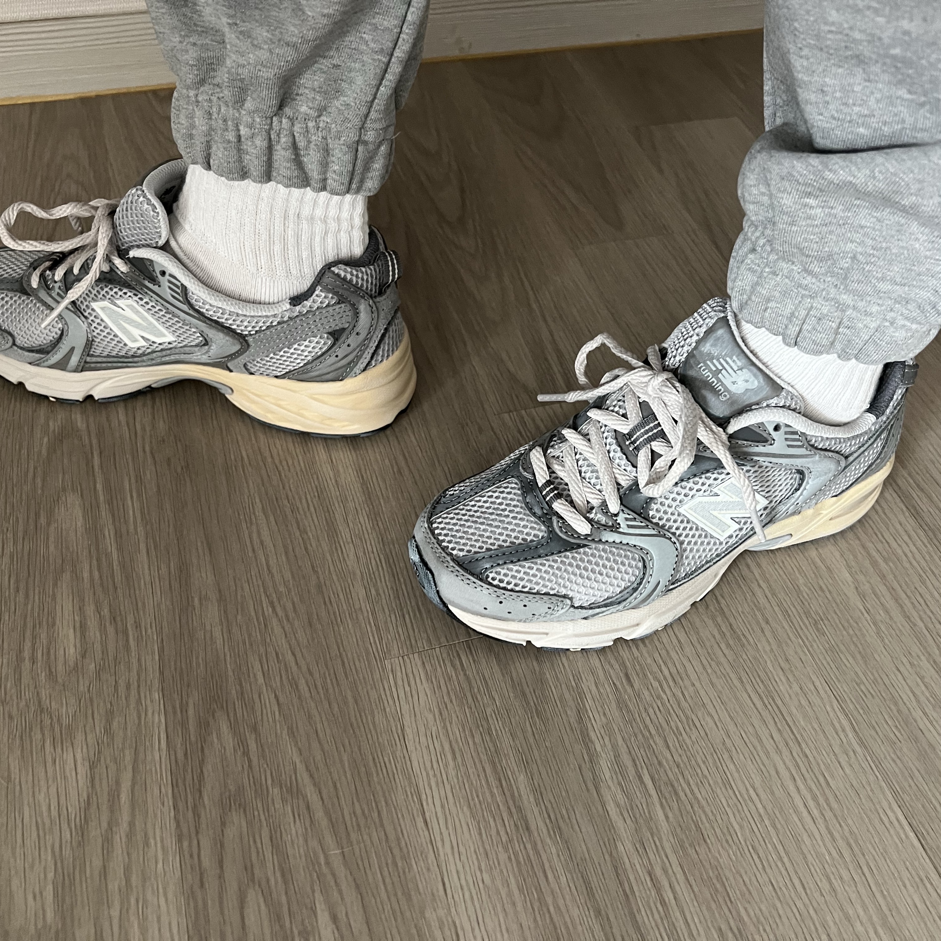 New Balance 530 Premium Vintage Grey Matter 착용 스타일 - 2
