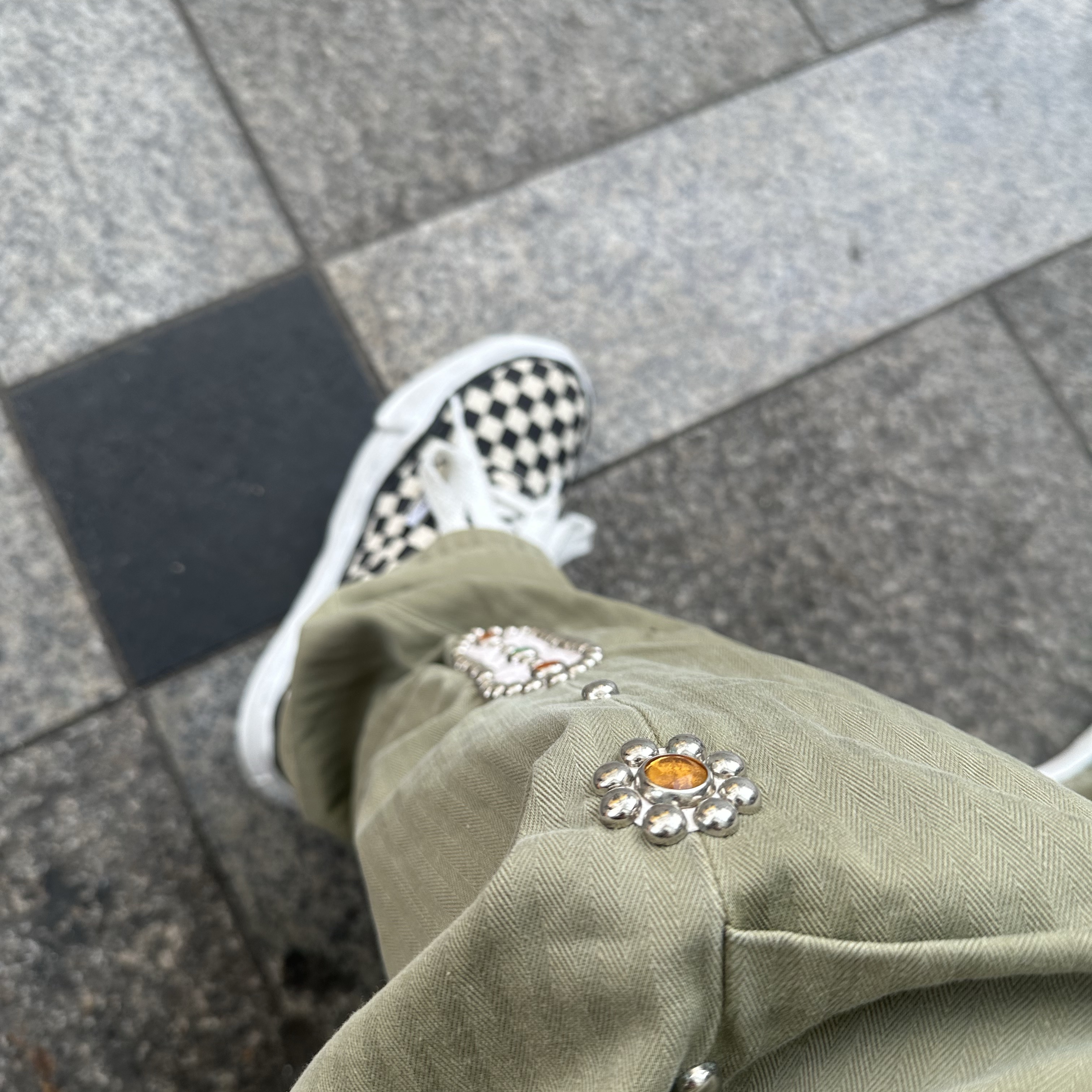 Kapital Sulfurized Herringbone Easy Baker Pants Studs Remake Khaki, Maison Mihara Yasuhiro Baker OG Sole Canvas Low Cut Sneakers Black White 착용 스타일 - 1