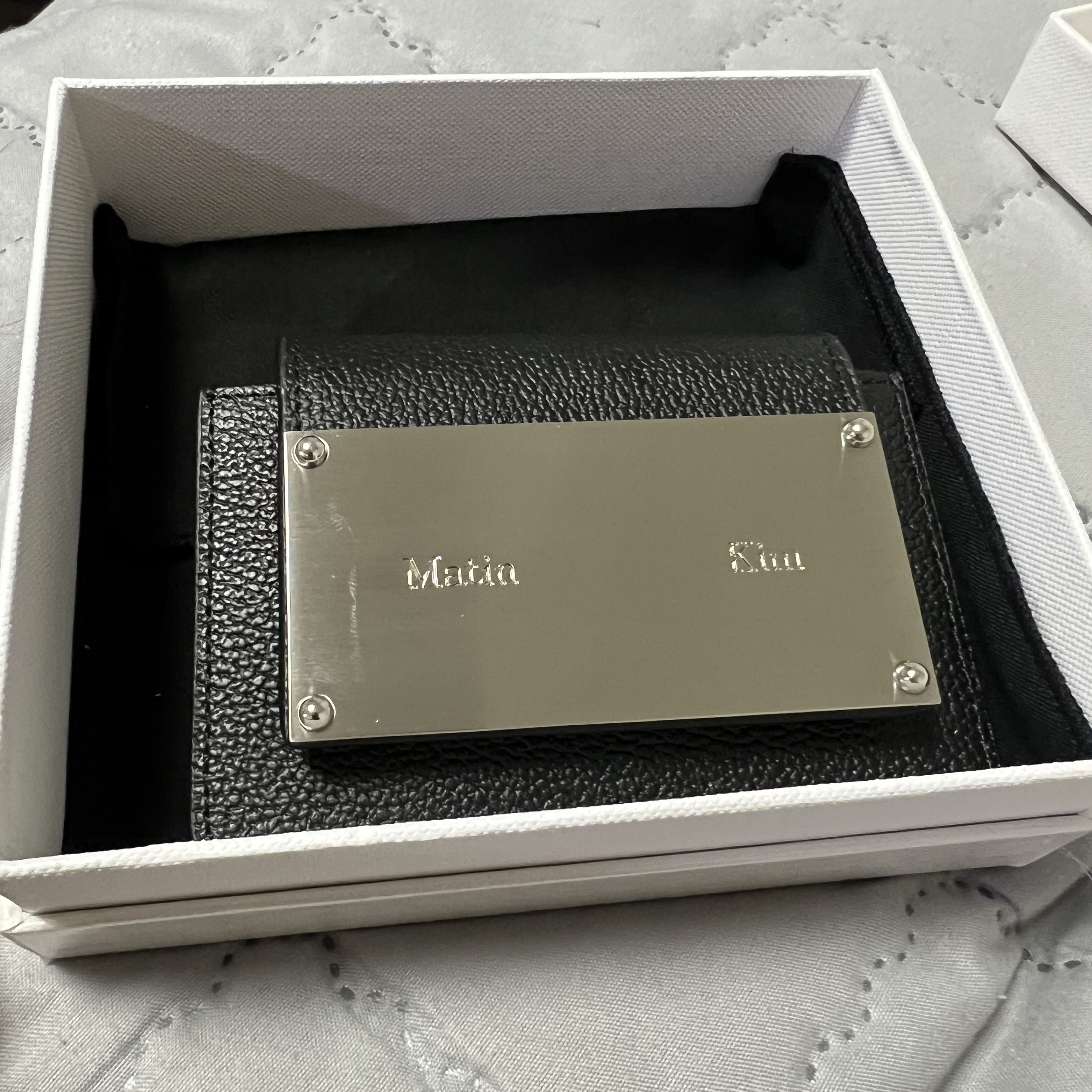 Matin Kim Accordion Wallet Black 착용 스타일